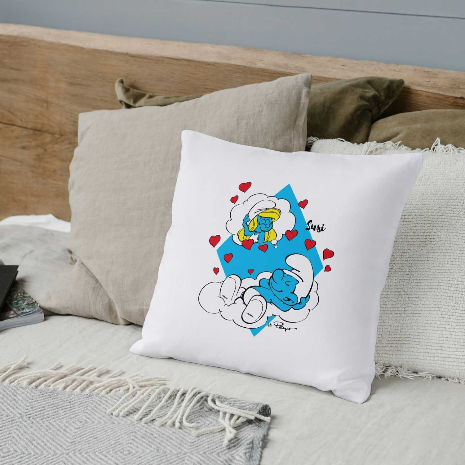 Quadratisches Kuschelkissen mit Schlumpf-Motiv, Schriftzug „Träume“ und individualisierbarem Namensdruck.