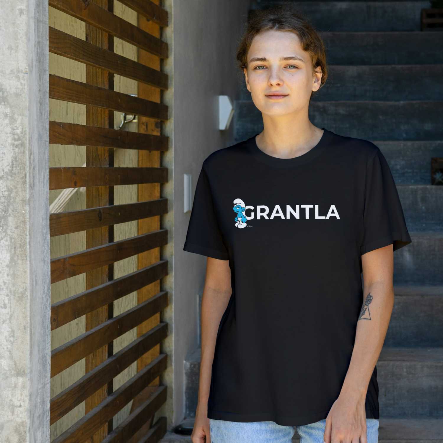 Damen T-Shirt mit Schlumpf-Motiv und „Grantla“-Schriftzug als Frontprint, aus 100 % Bio-Baumwolle.