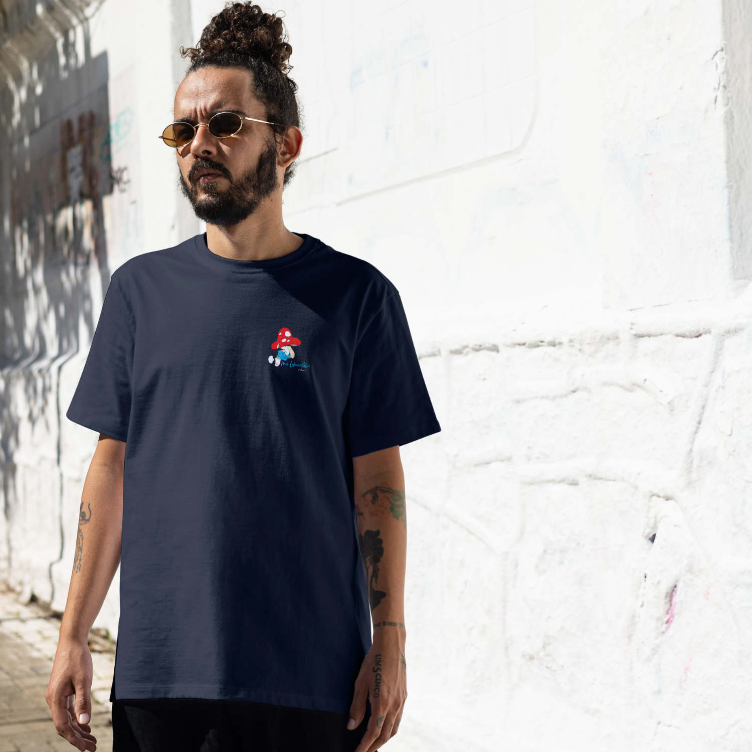 Herren T-Shirt mit Frontprint der Schlümpfe und bayerischem Schriftzug, aus 100 % Bio-Baumwolle gefertigt.