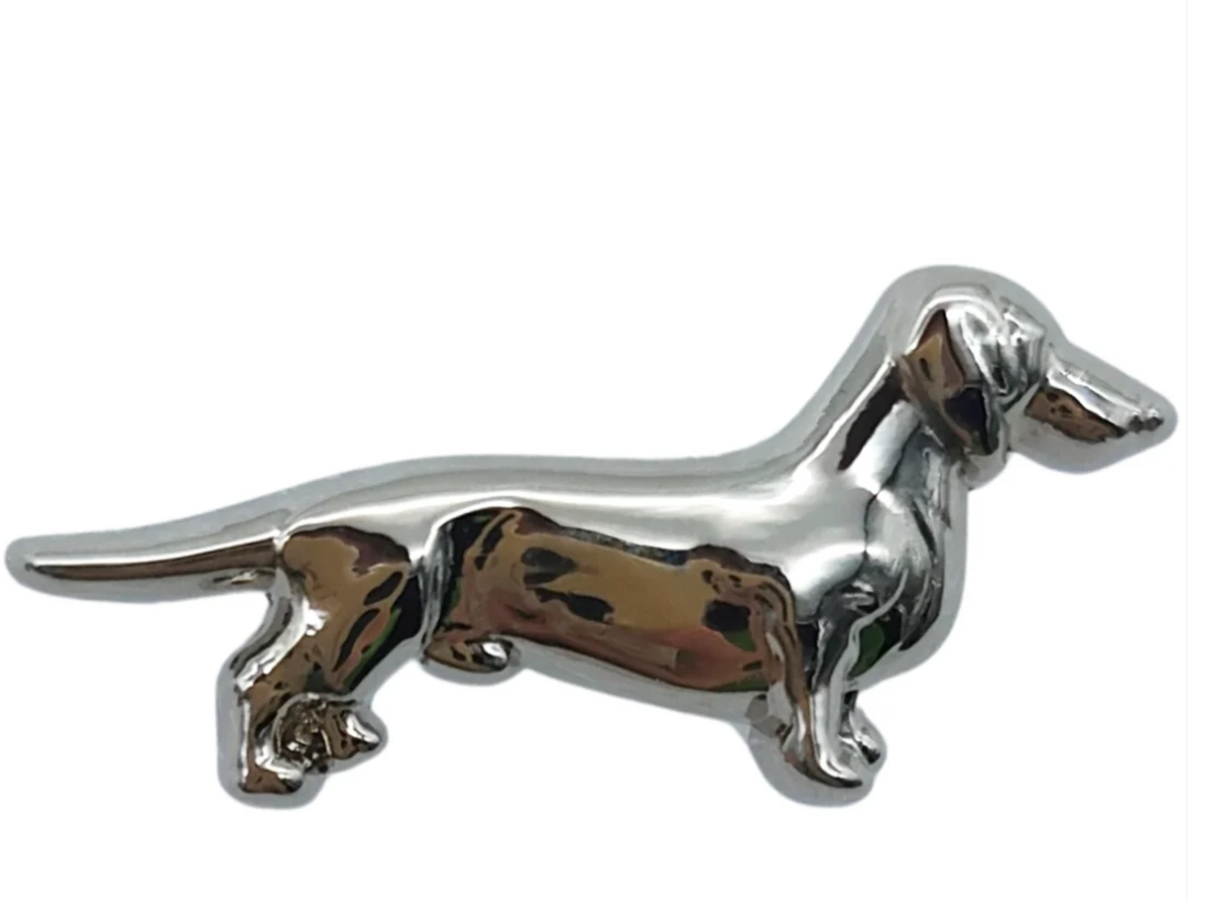 Glänzender Dackel-Anstecker aus silbernem Metall als hochwertiger Schmuck-Pin für Liebhaber dieser Hunderasse.
