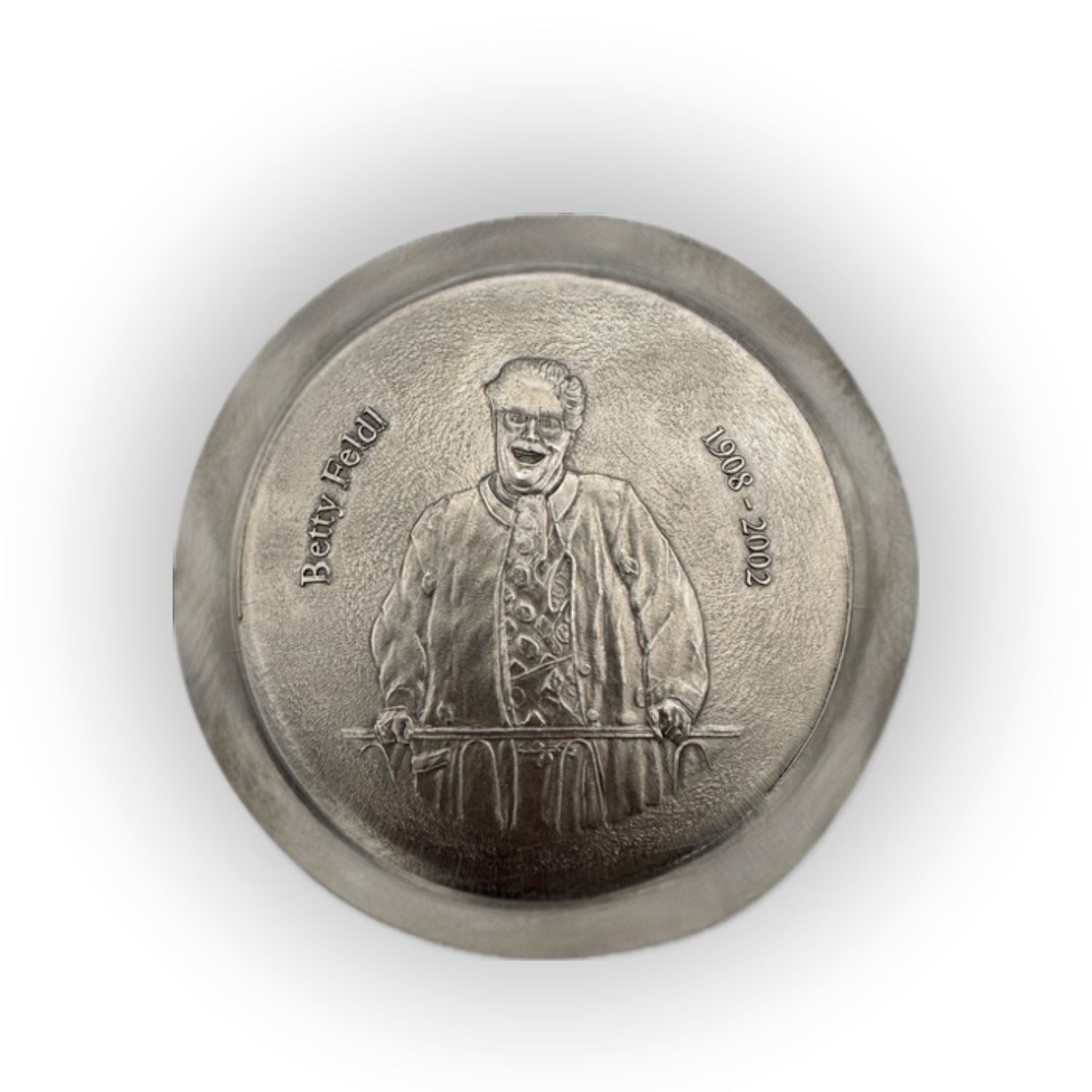 Runder Zinndeckel mit geprägtem Porträt von Betty Feldl und Jahreszahlen 1908-2002, für Sammlerkrüge.