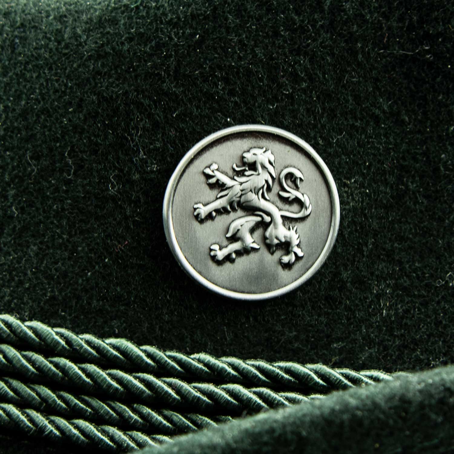Silberfarbener, runder Ansteck-Pin mit detailliert geprägtem bayerischem Löwenmotiv und Schmetterlingsverschluss.