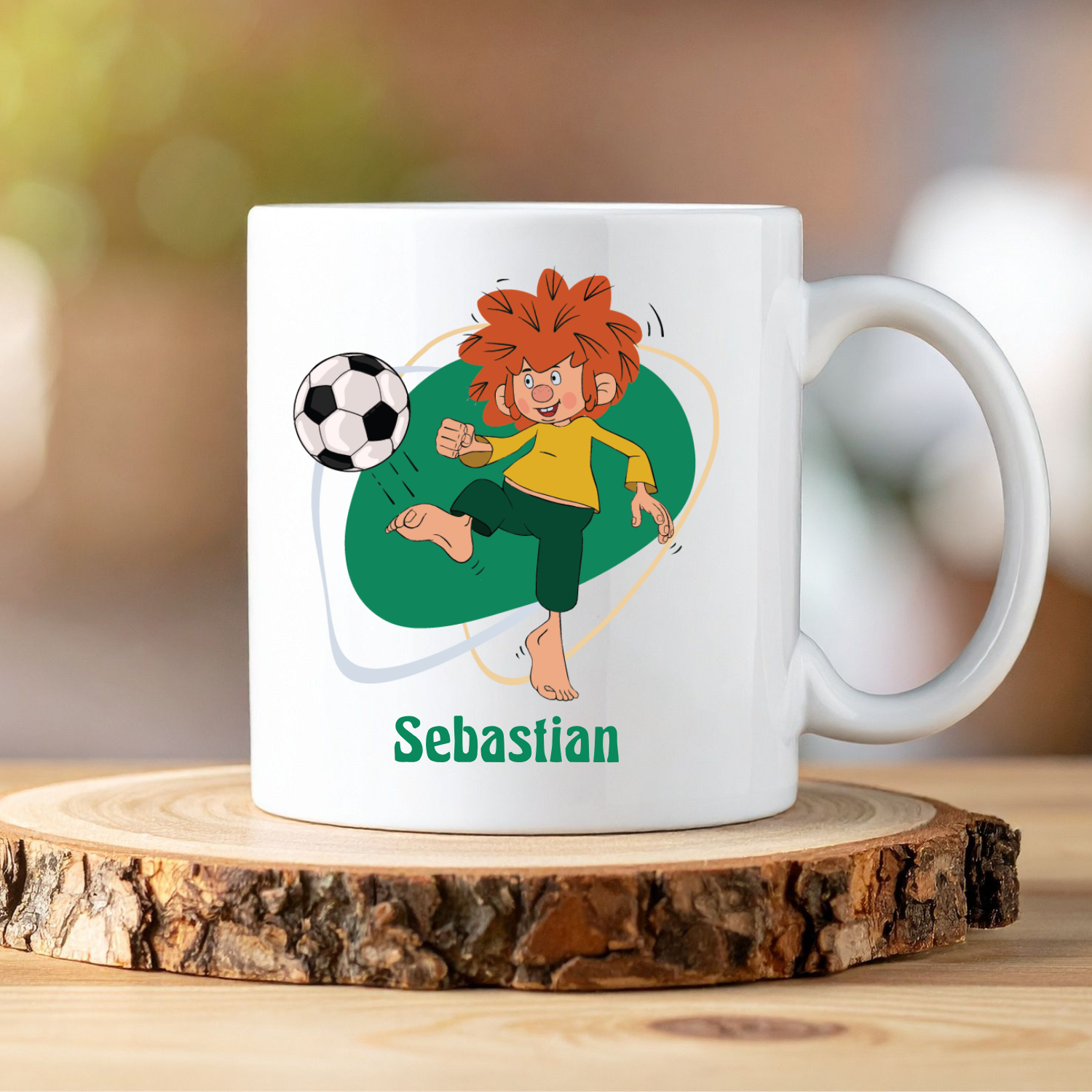 Weiße Pumuckl Tasse mit Fußball-Design, Master Eder und individuell personalisiertem Namen Sebastian.