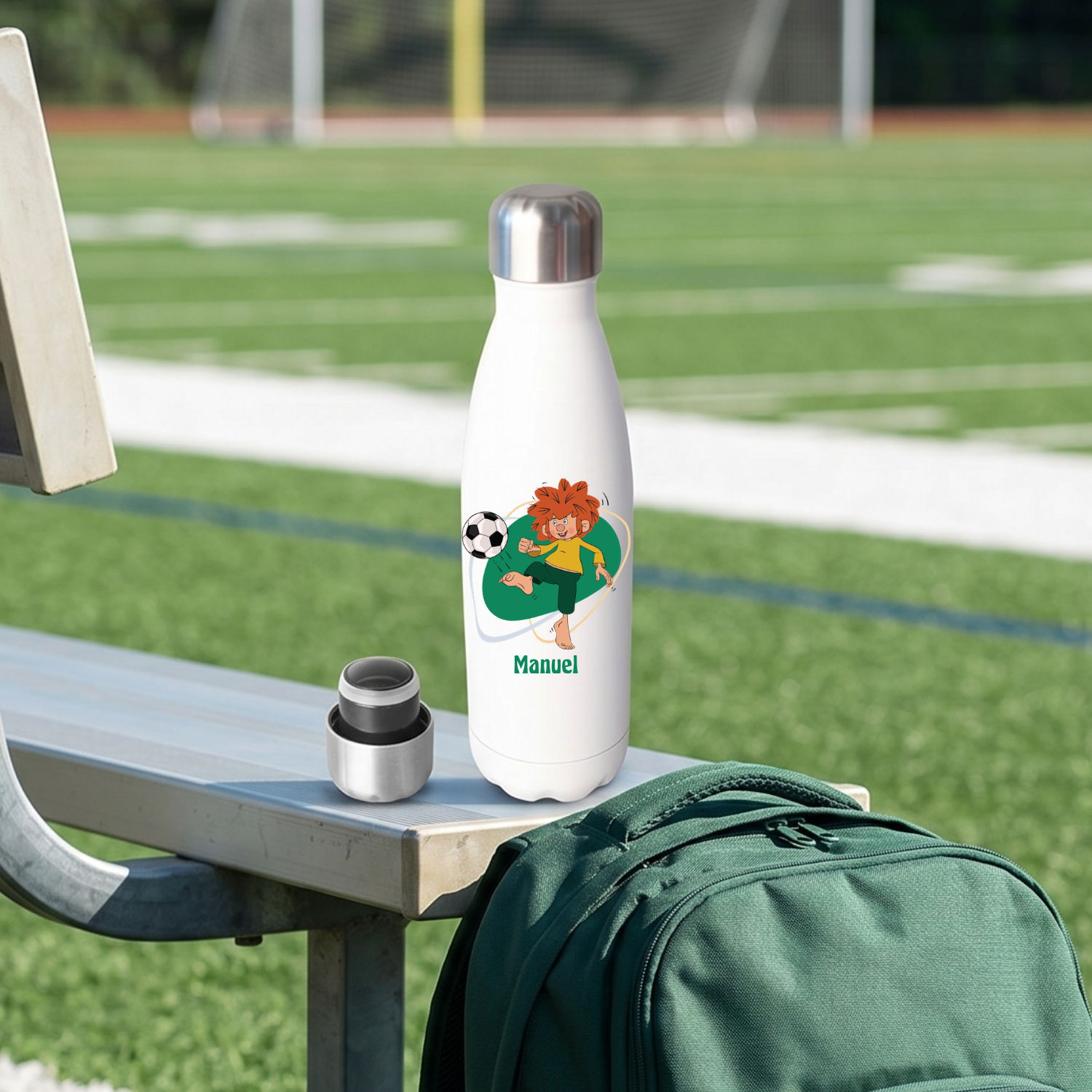 Weiße personalisierte Pumuckl Fußball-Trinkflasche mit Jungen und Fußballmotiv, auf Sportplatzbank.