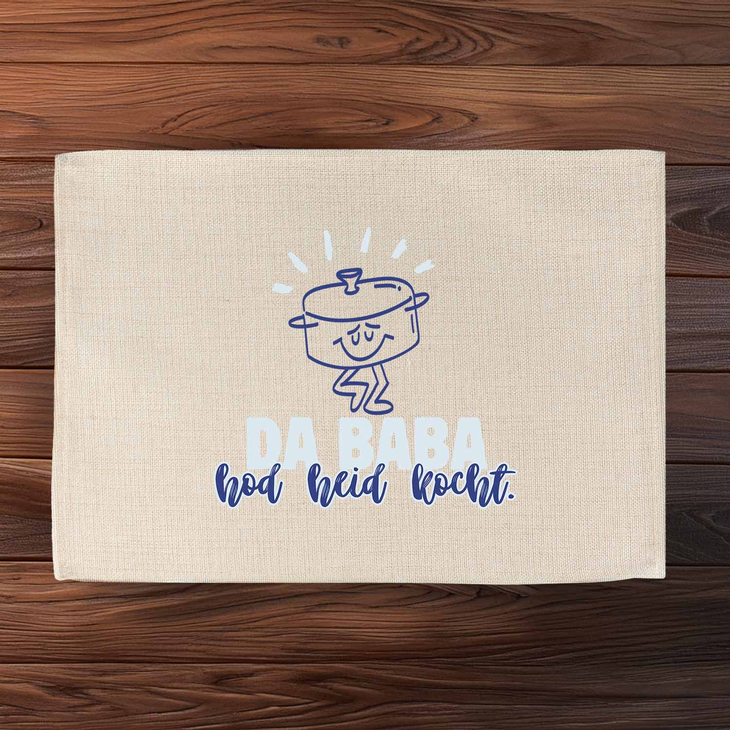 Abwaschbares Tischset in Jute-Optik mit bayerischem Schriftzug „Da Baba hod heid kocht“ und rustikalem Design.