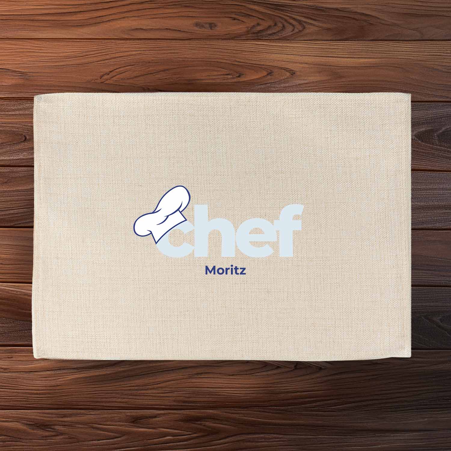 Abwaschbares Tischset in Jute-Optik mit Schriftzug „Chef“ und individuell wählbarem Namen, rechteckig.