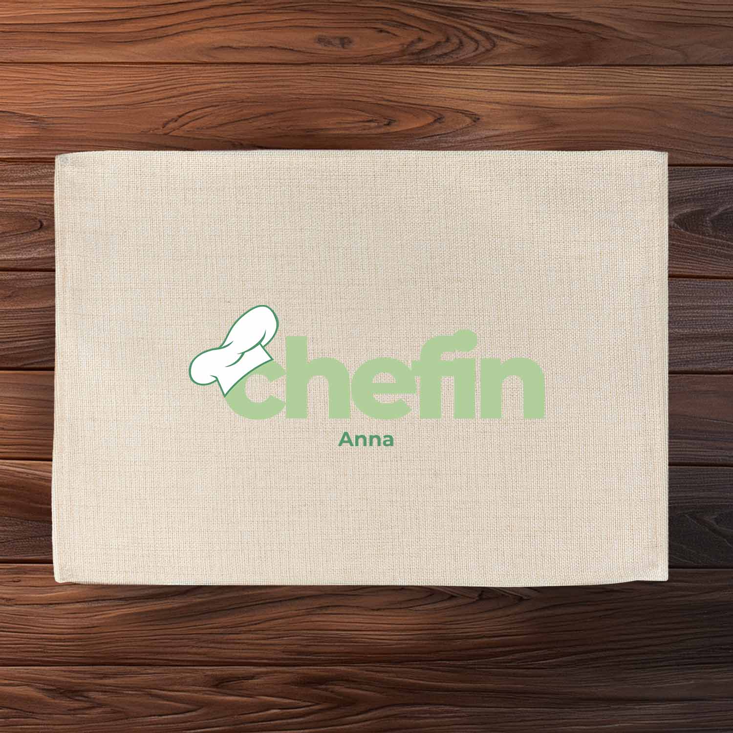 Abwaschbares Tischset in Jute-Optik mit bayerischem Spruch „Chefin“ und individualisierbarem Namen.