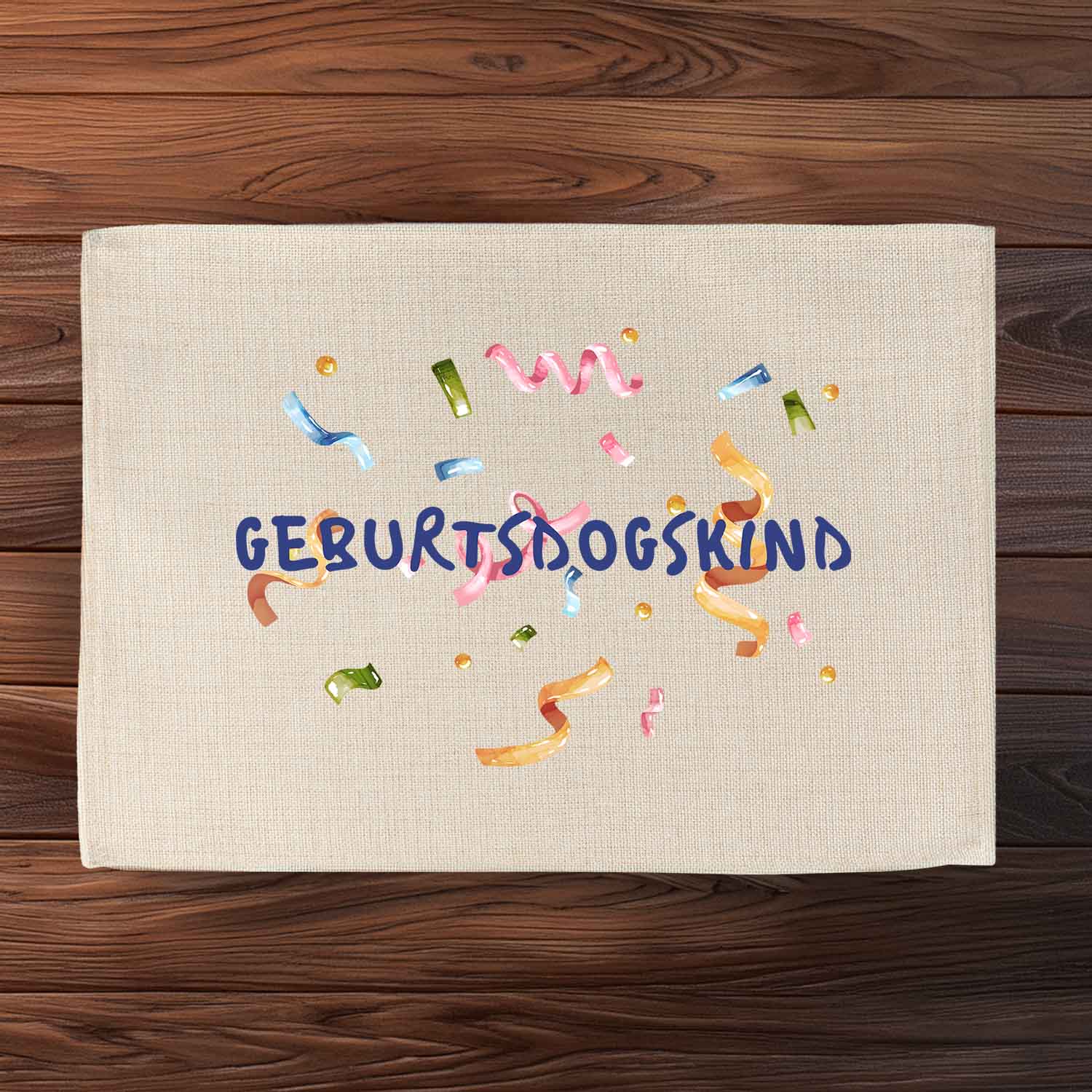 Abwaschbares Tischset im Jute-Look mit bayerischem Schriftzug "Geburtsdogskind", rechteckig, 40,5 x 30,5 cm.