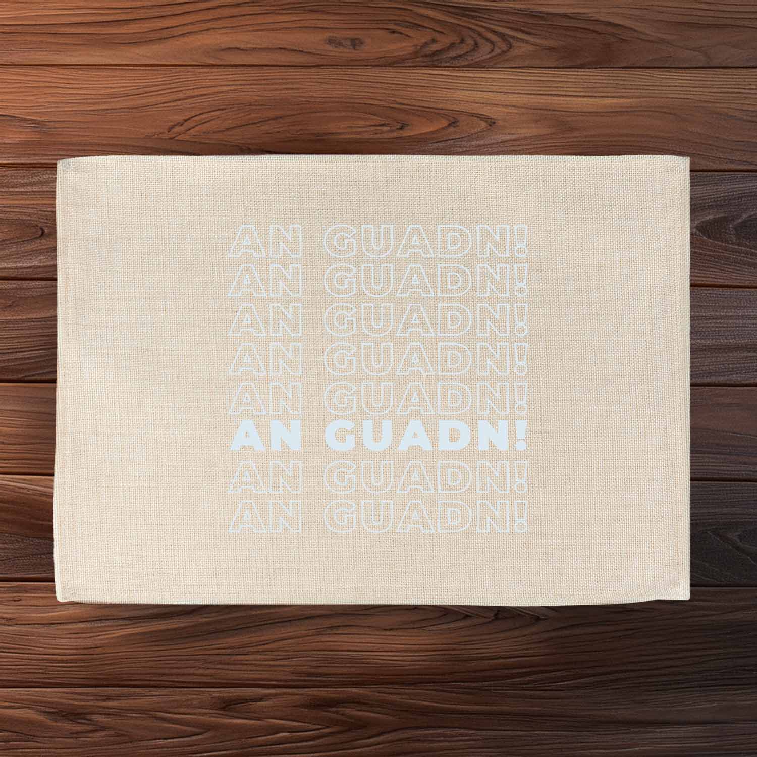 Rechteckiges Tischset mit bayerischem Schriftzug „An Guadn“, abwaschbare Oberfläche in Jute-Optik.