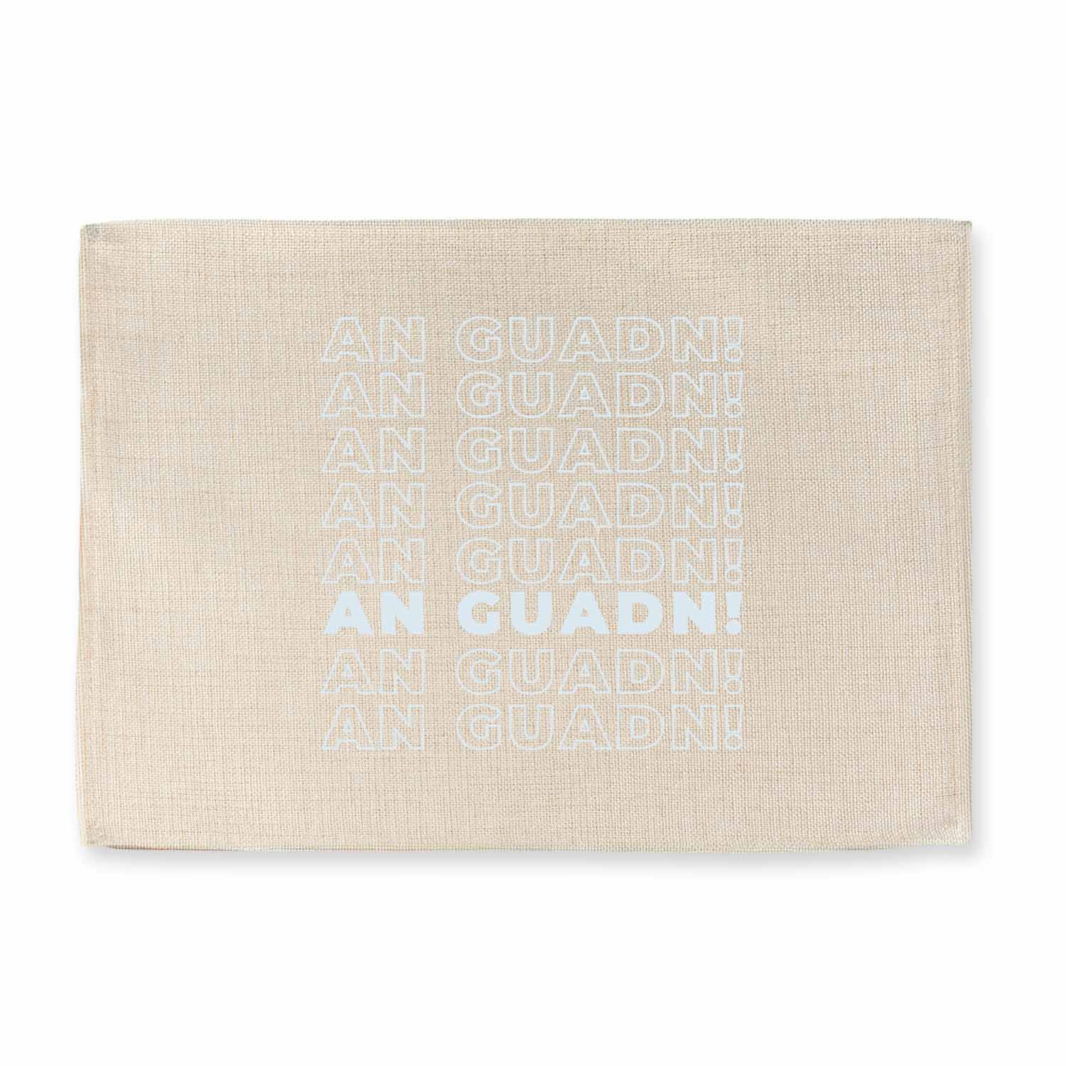 Rechteckiges Platzset mit sichtbarer Jute-Struktur, bayerischem „An Guadn“-Schriftzug und abwaschbarer Oberfläche.