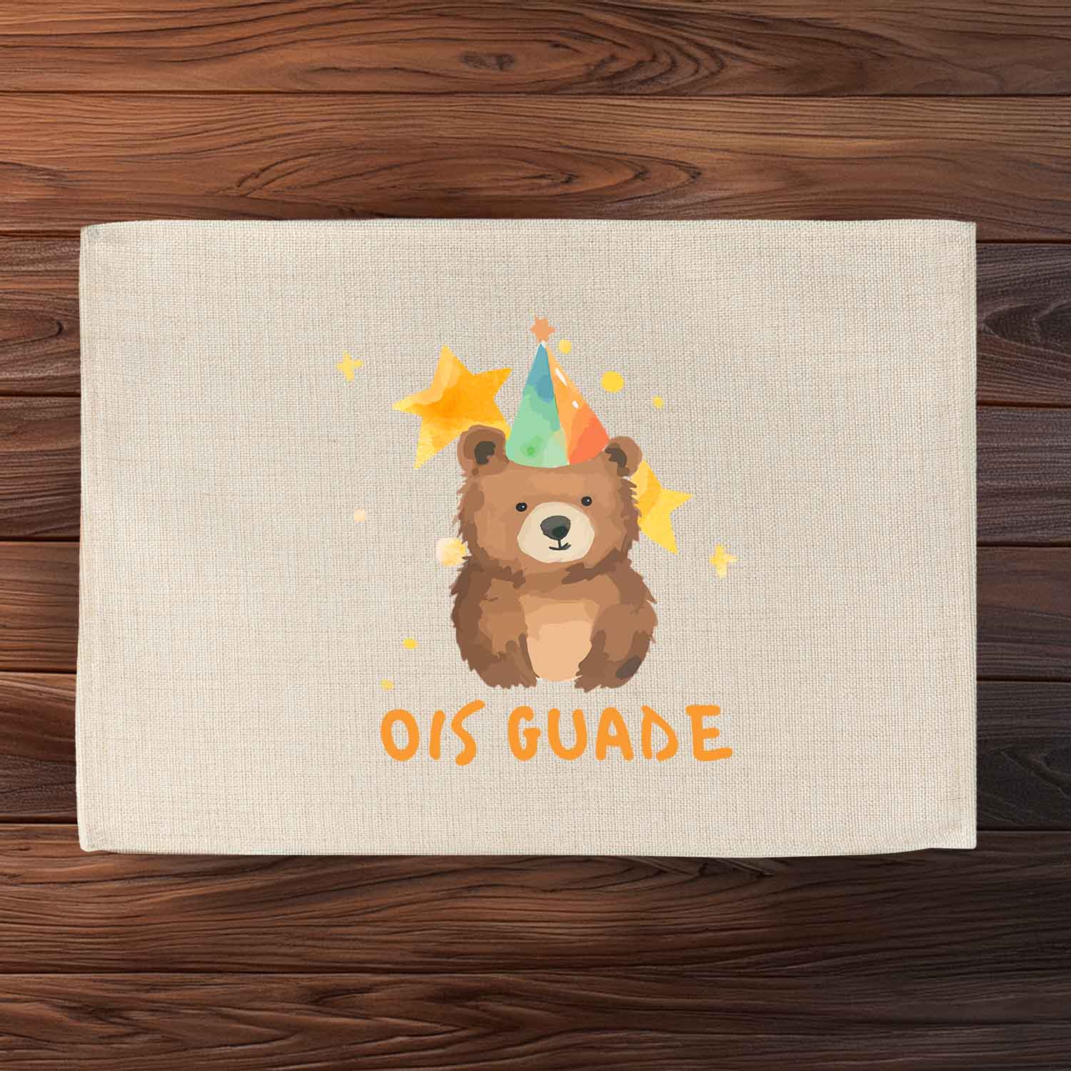 Abwaschbares Tischset in Jute-Optik mit Bärenmotiv und bayerischem Spruch „Ois Guade“. Größe: 40,5 × 30,5 cm.