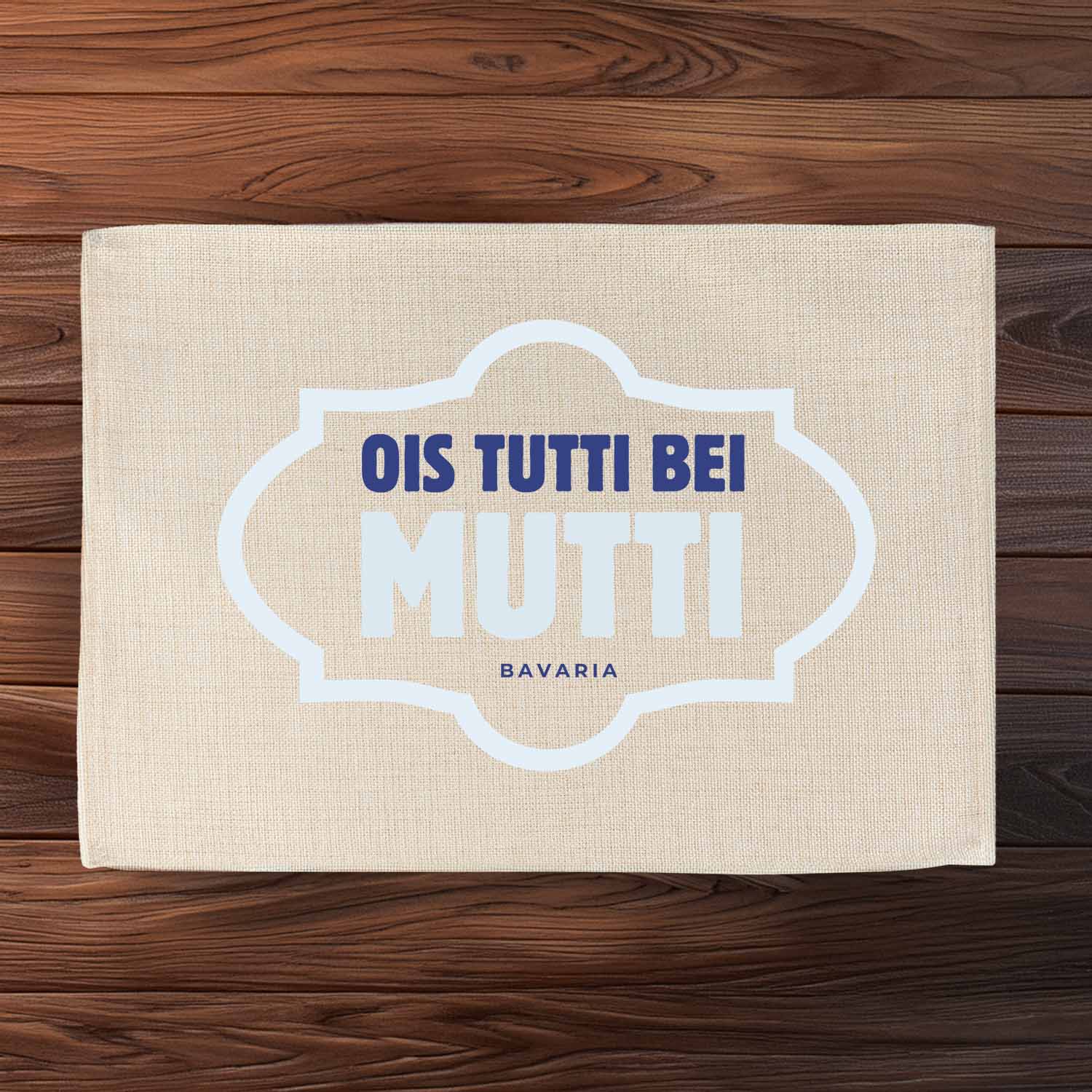 Abwaschbares Tischset im Jute-Look mit bayerischem Schriftzug „Ois tutti bei Mutti“, rechteckig, 40,5 x 30,5 cm.