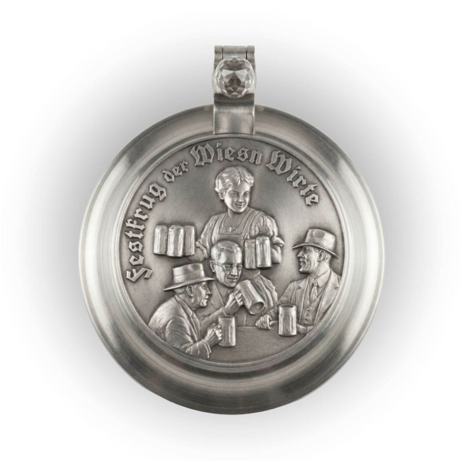 Detailansicht Deckel des offiziellen Wiesnwirte-Krugs 2026 mit Relief. Dargestellt sind Festbesucher, eine Bedienung und Festkrug der Wiesnwirte Schriftzug.