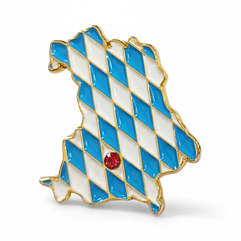 Bayern Pin im Kartenumriss mit weiß-blauem Rautenmuster und rotem Edelstein als bayerisches Schmuckstück.