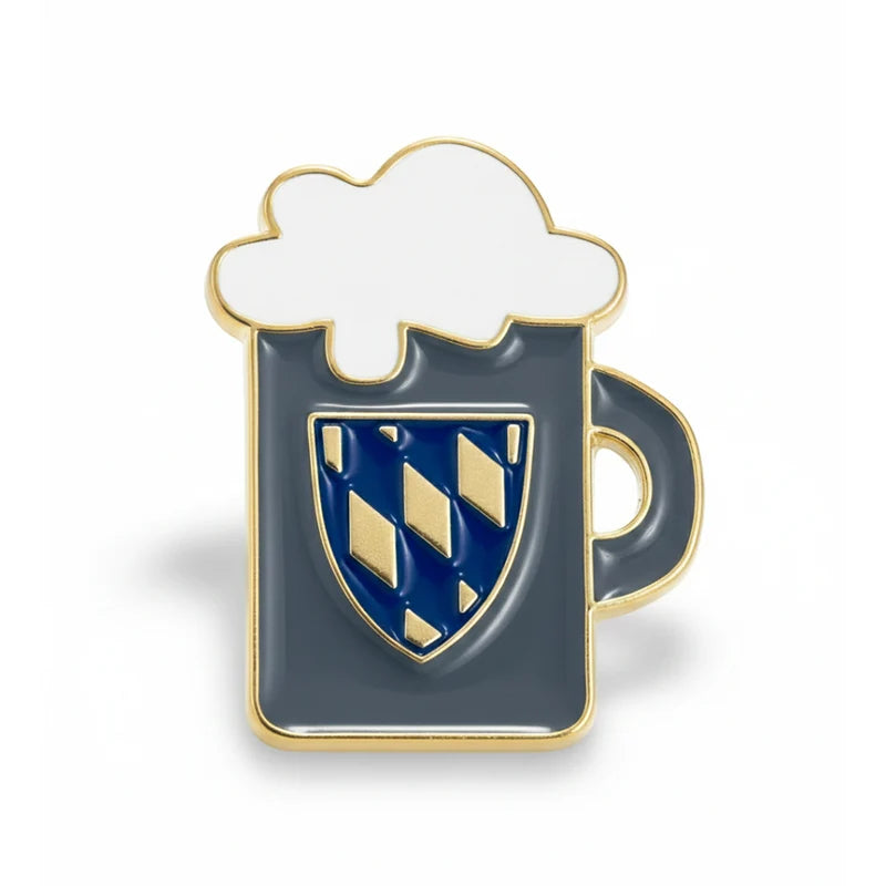 Bunter Emaille-Pin in Krugform mit weißem Schaum, blauem Rautenwappen und goldener Umrandung.