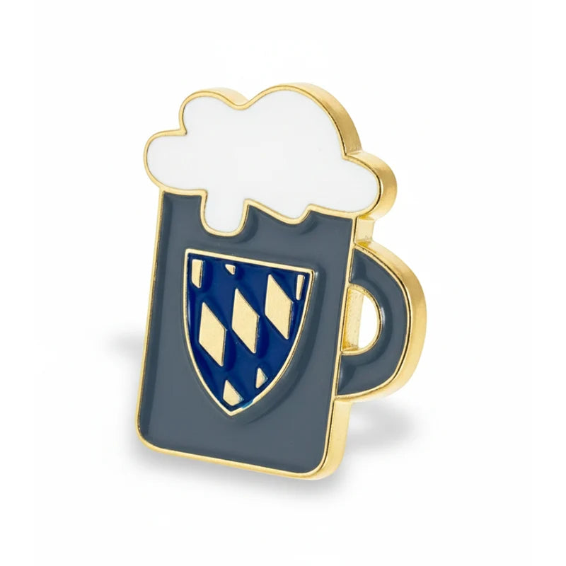 Bunter Emaille-Pin als Bierkrug geformt, mit blauem bayerischem Wappen-Schild und goldener Umrandung.