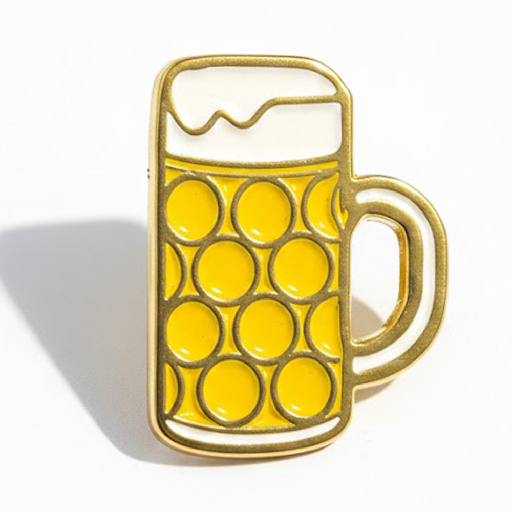 Emaille Pin in Form eines gelben Maßkrugs mit weißem Bierschaum und goldener Umrandung.