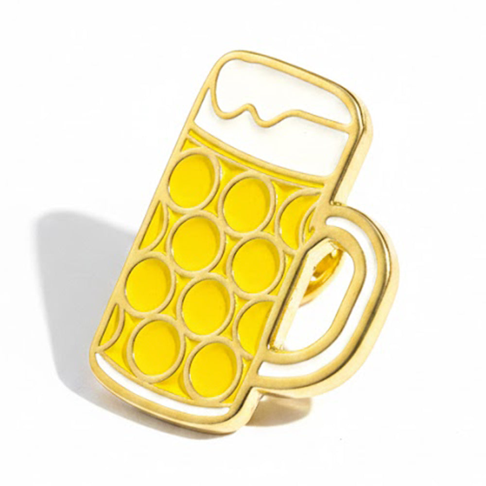 Gelber Emaille Pin in Form eines Maßkrugs mit Schaumkrone und goldener Umrandung, Pop-It Bubble Design.