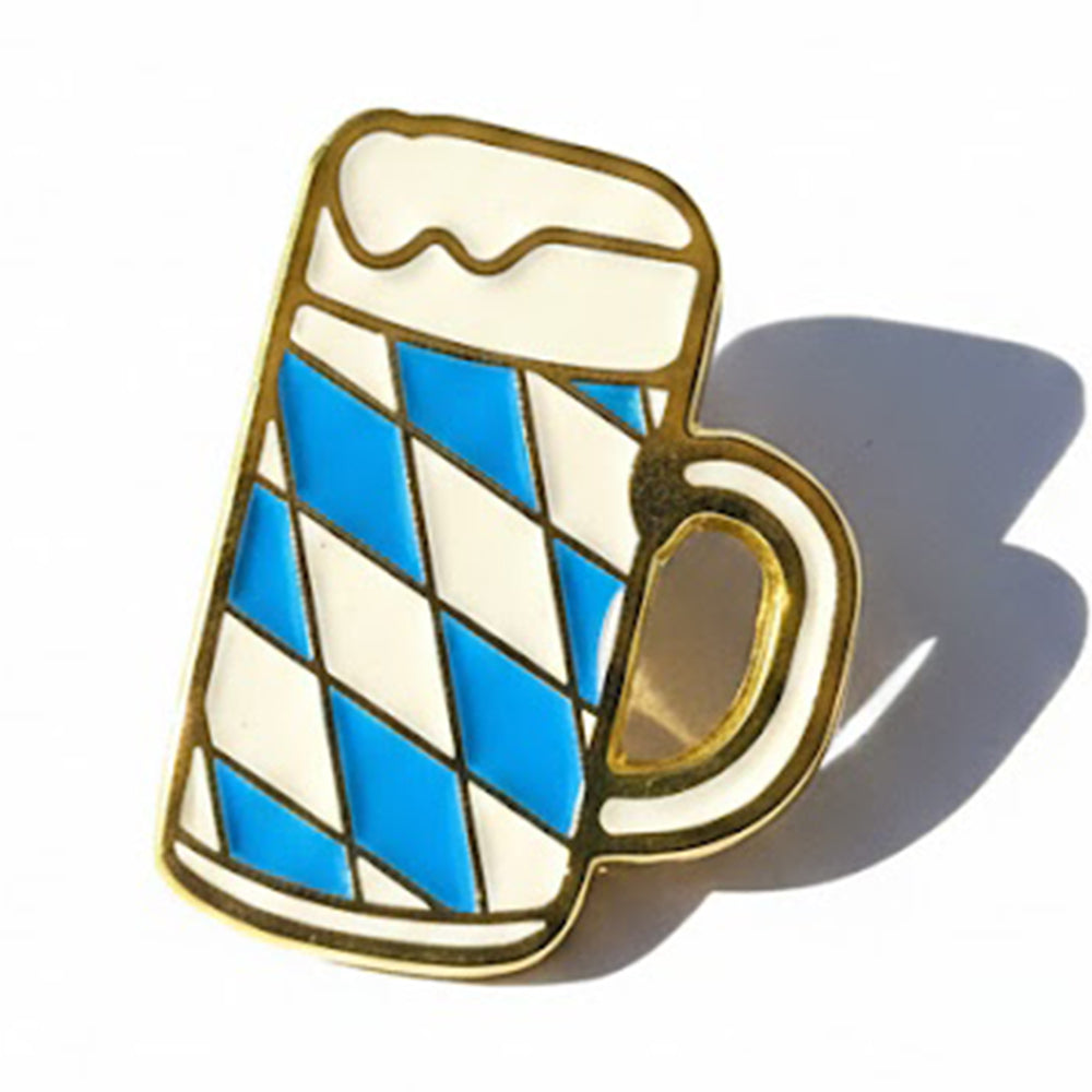 Metall-Pin in Maßkrug-Form mit bayerischem Rautenmuster in Weiß-Blau und Goldrand. Weißer Bierschaum am oberen Rand.