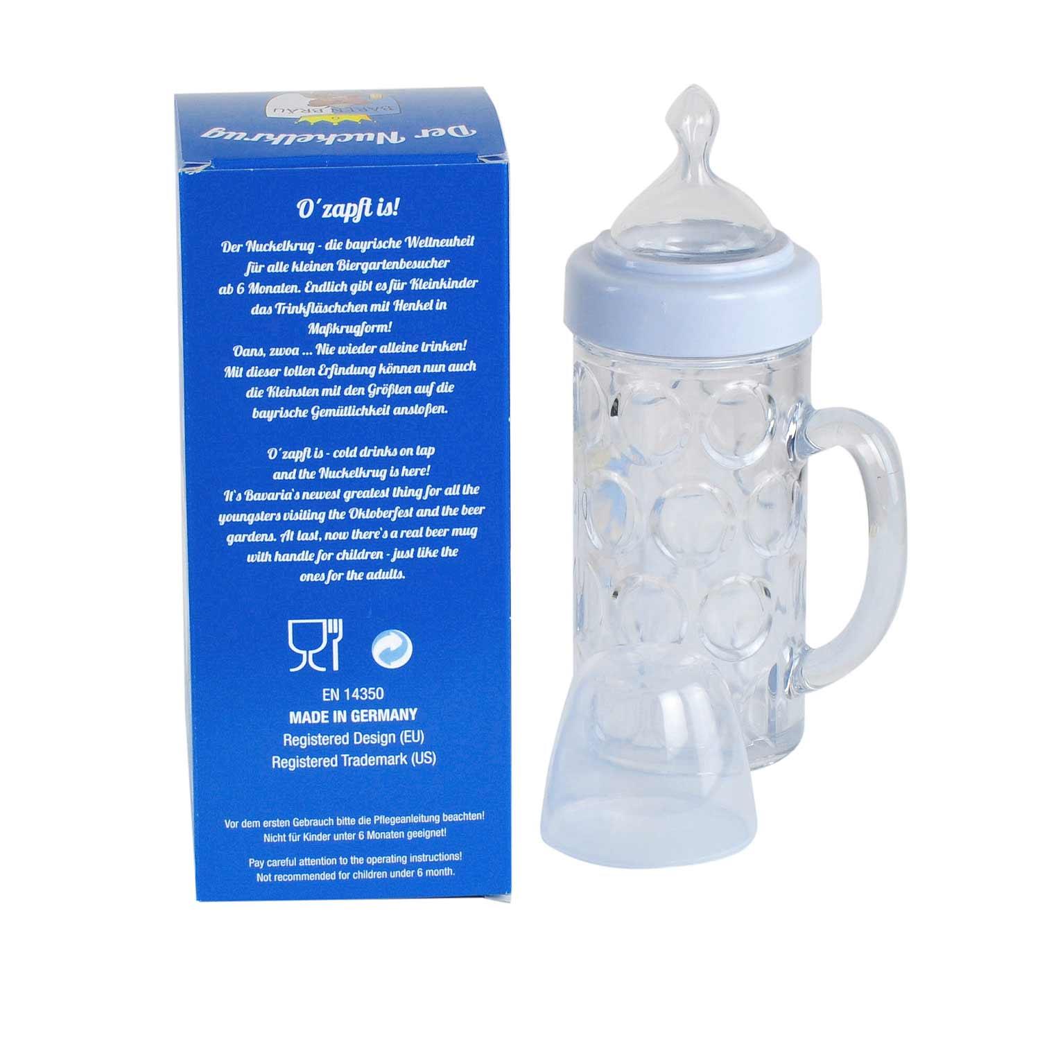 Transparentes Baby-Flasche in Maßkrugform mit Henkel, hellblauem Verschluss und Silikonsauger, dazu blaue Verpackung.