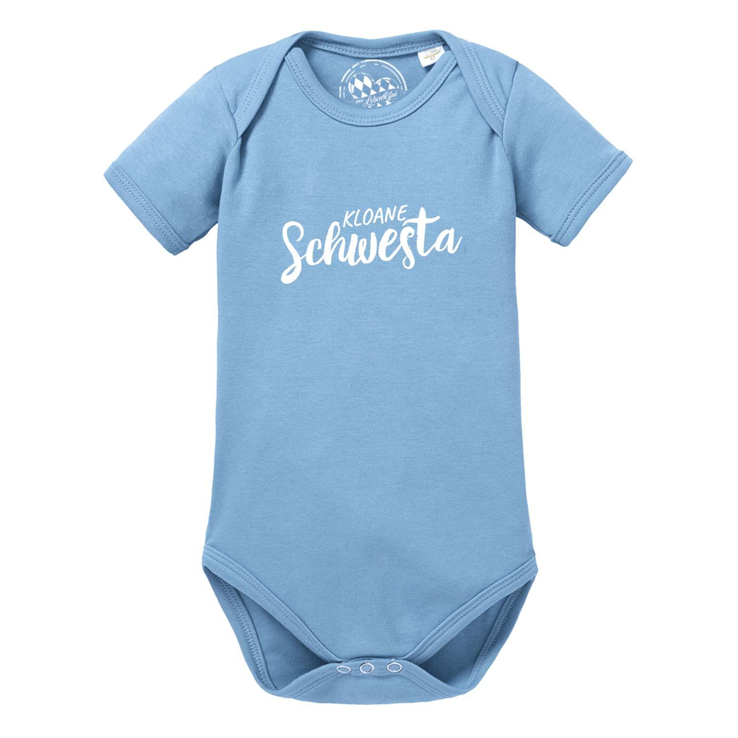 Baby Body Kloane Schwesta in Himmelblau mit weißem Schriftzug für Mädchen.