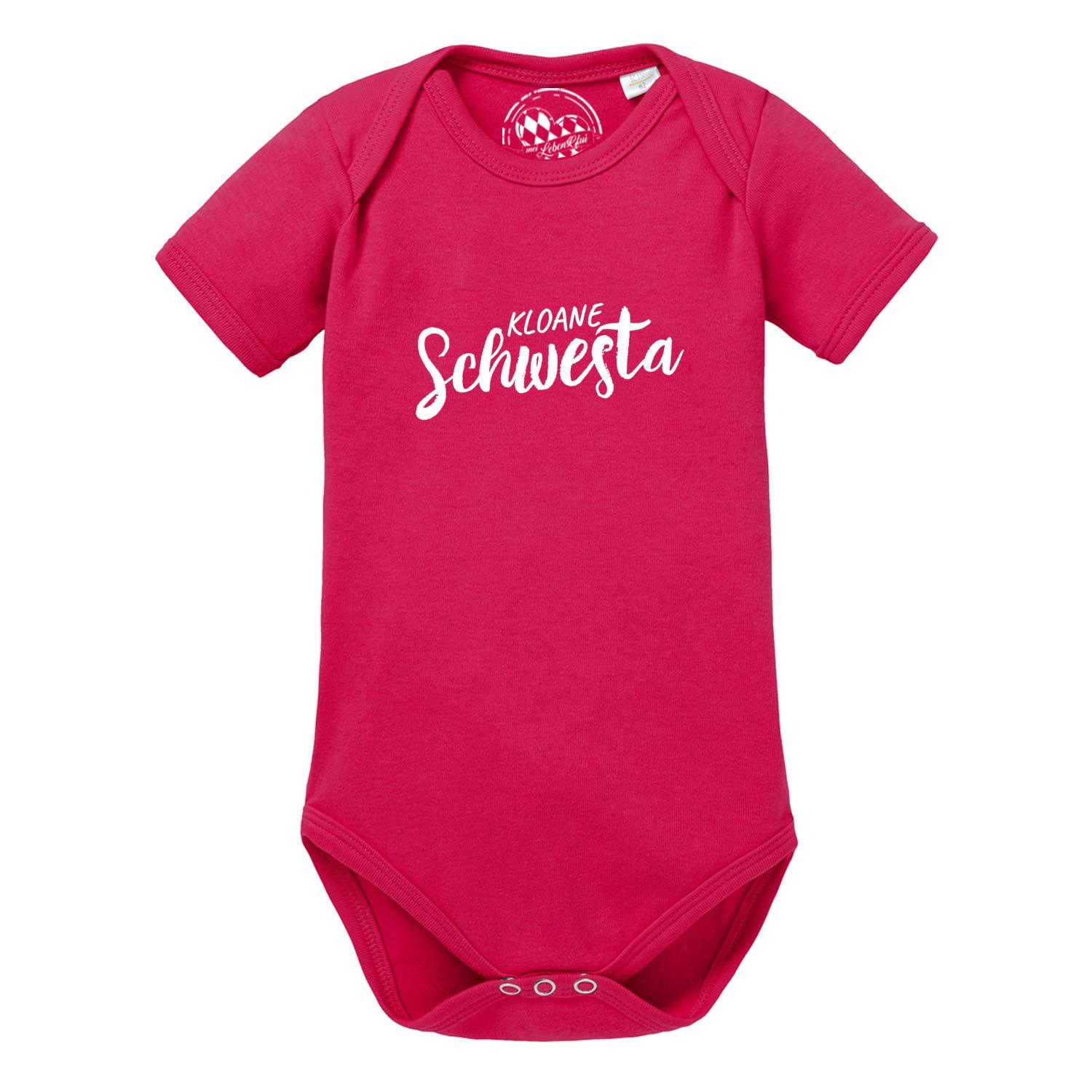 Baby Body Kloane Schwesta in leuchtendem Pink mit weißem Schriftzug und Druckknöpfen.
