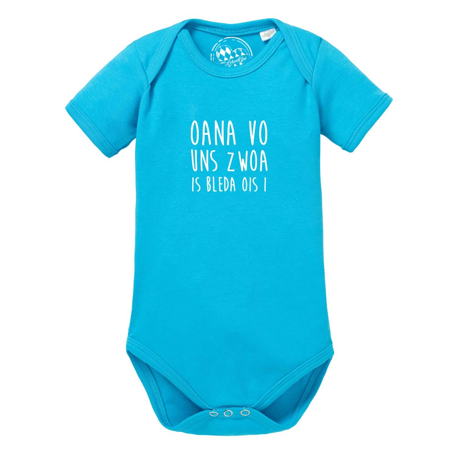 Weißer Babybody mit kurzen Ärmeln und blauem Aufdruck „Bleda ois i!“ in bayerischer Schrift; Baumwolle.