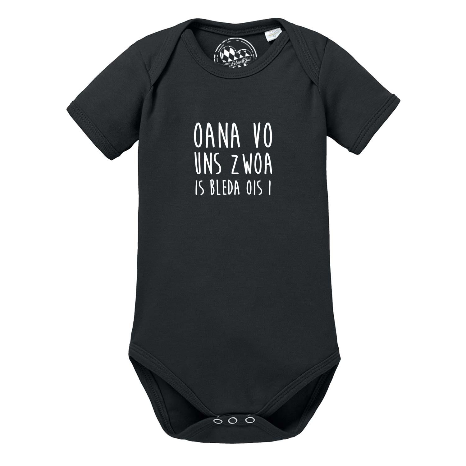 Weißer Baby-Body mit kurzem Arm, mittigem Aufdruck „Bleda ois i!“ in Blau, aus weicher Baumwolle.