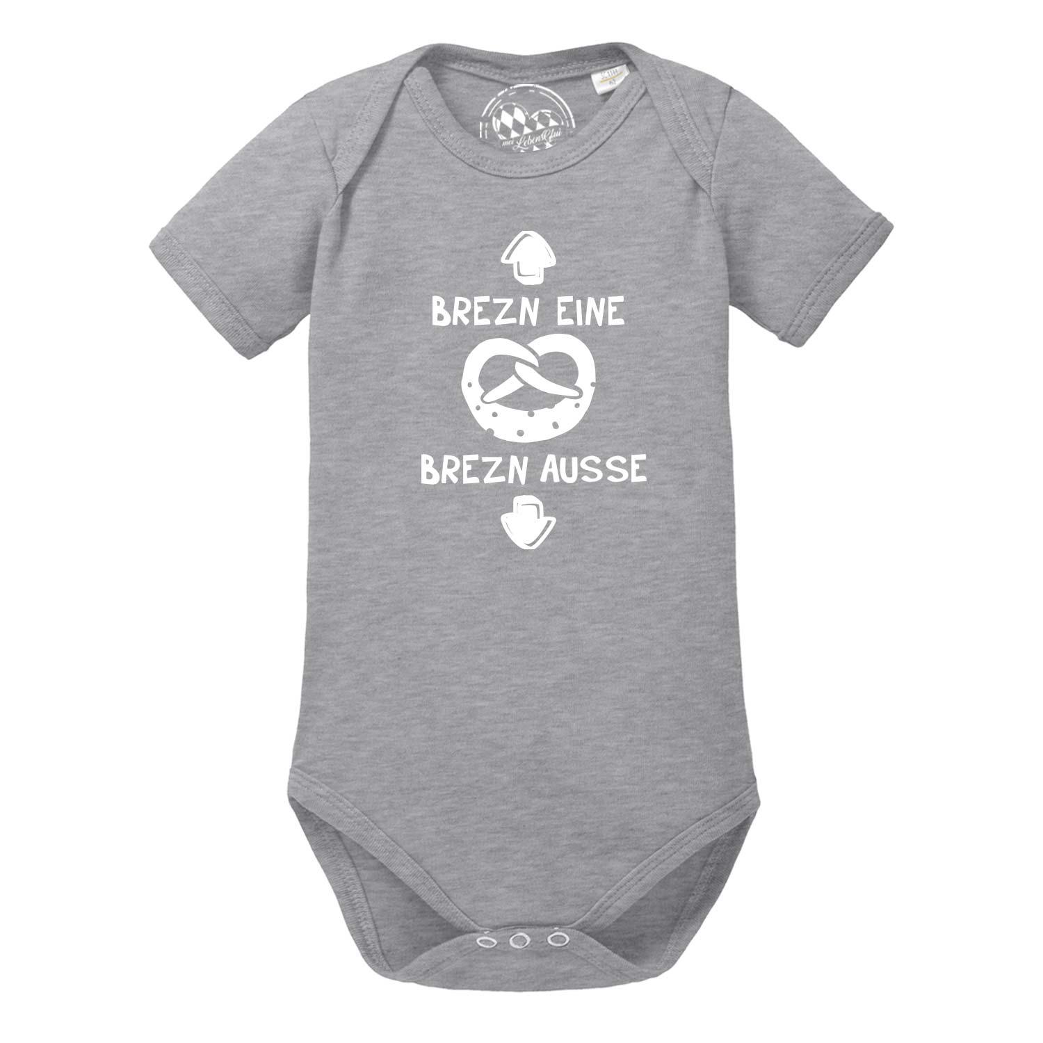 Weißer Babybody mit kurzem Arm, braunem Brezn-Motiv und blauem Schriftzug „mei LebensGfui®“ vorn; aus Baumwolle.