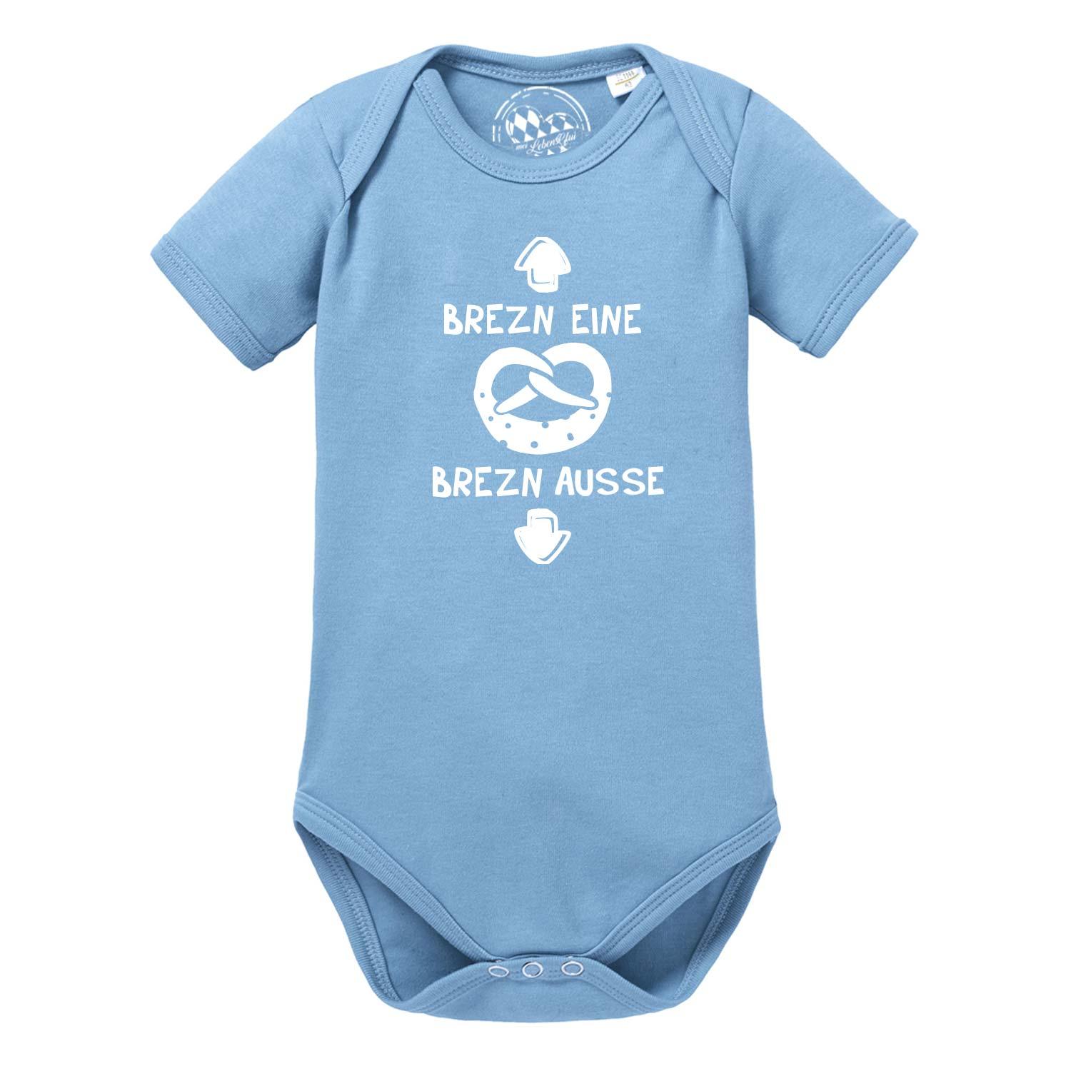 Weißer Babybody mit kurzen Ärmeln, Brezn-Motiv und bayerischem Schriftzug auf der Brust; aus Baumwolle.