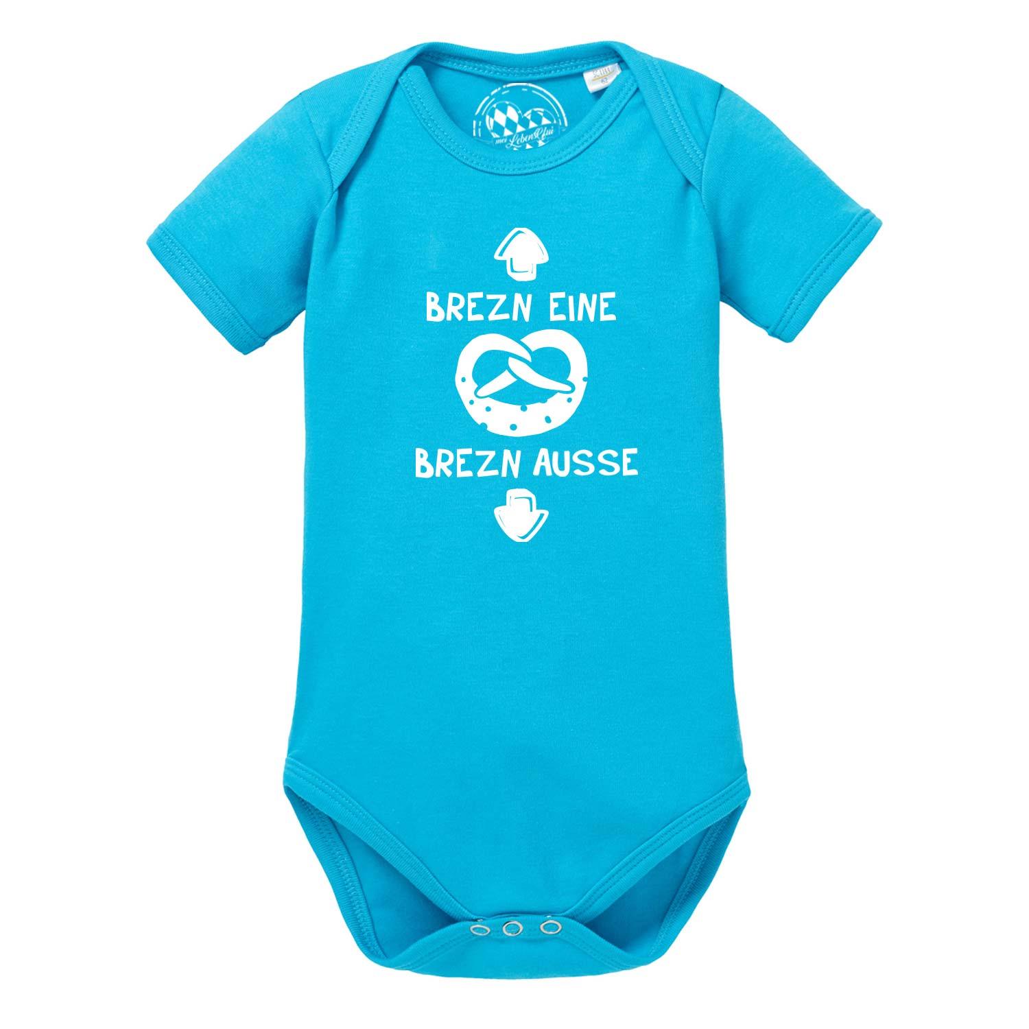Weißer Babybody mit braunem Brezn-Motiv und bayerischem Schriftzug, kurzärmelig aus weicher Baumwolle.