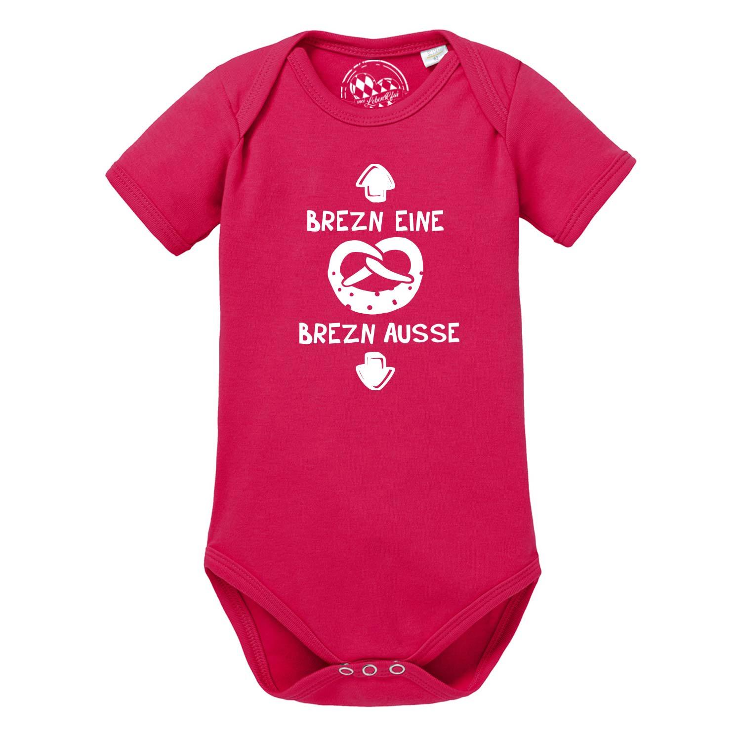 Kurzarm-Babybody in Weiß mit braunem Brezn-Motiv und Herzdruck auf der Brust, aus weicher Baumwolle.