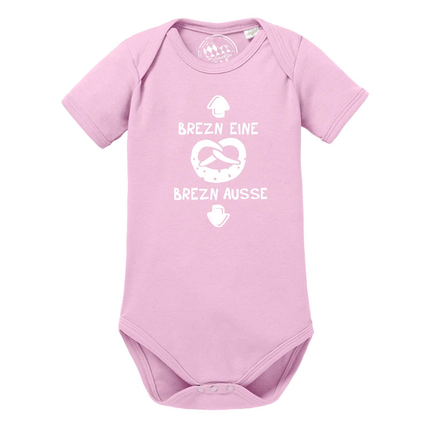 Weißer Babybody mit braunem Brezn-Motiv und blauem Schriftzug „mei LebensGfui“, Kurzarm, aus Baumwolle.
