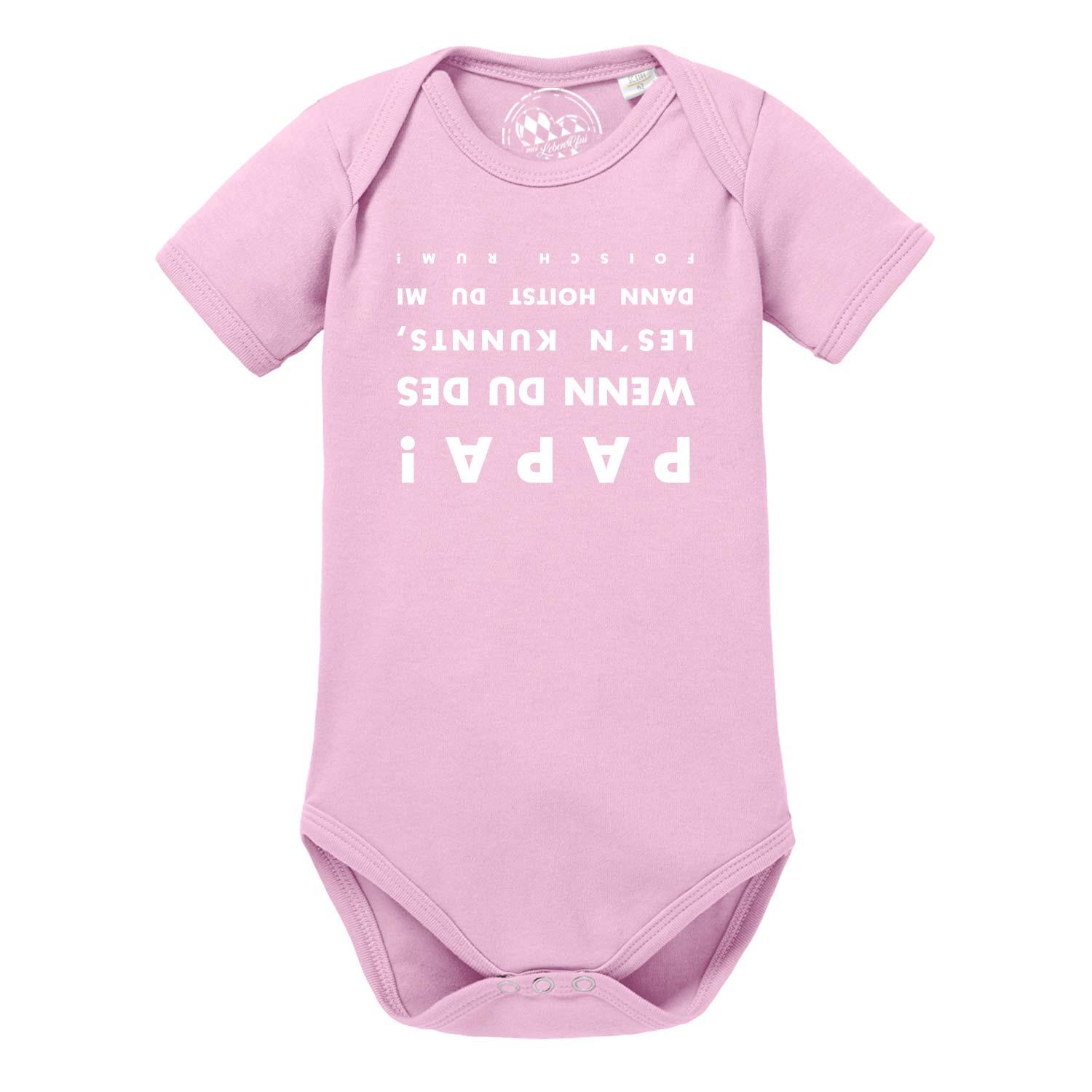 Hellblauer Babybody mit kurzem Arm, dunklem Front-Aufdruck „falsch rum“ in klarer Schrift; aus Baumwolle.