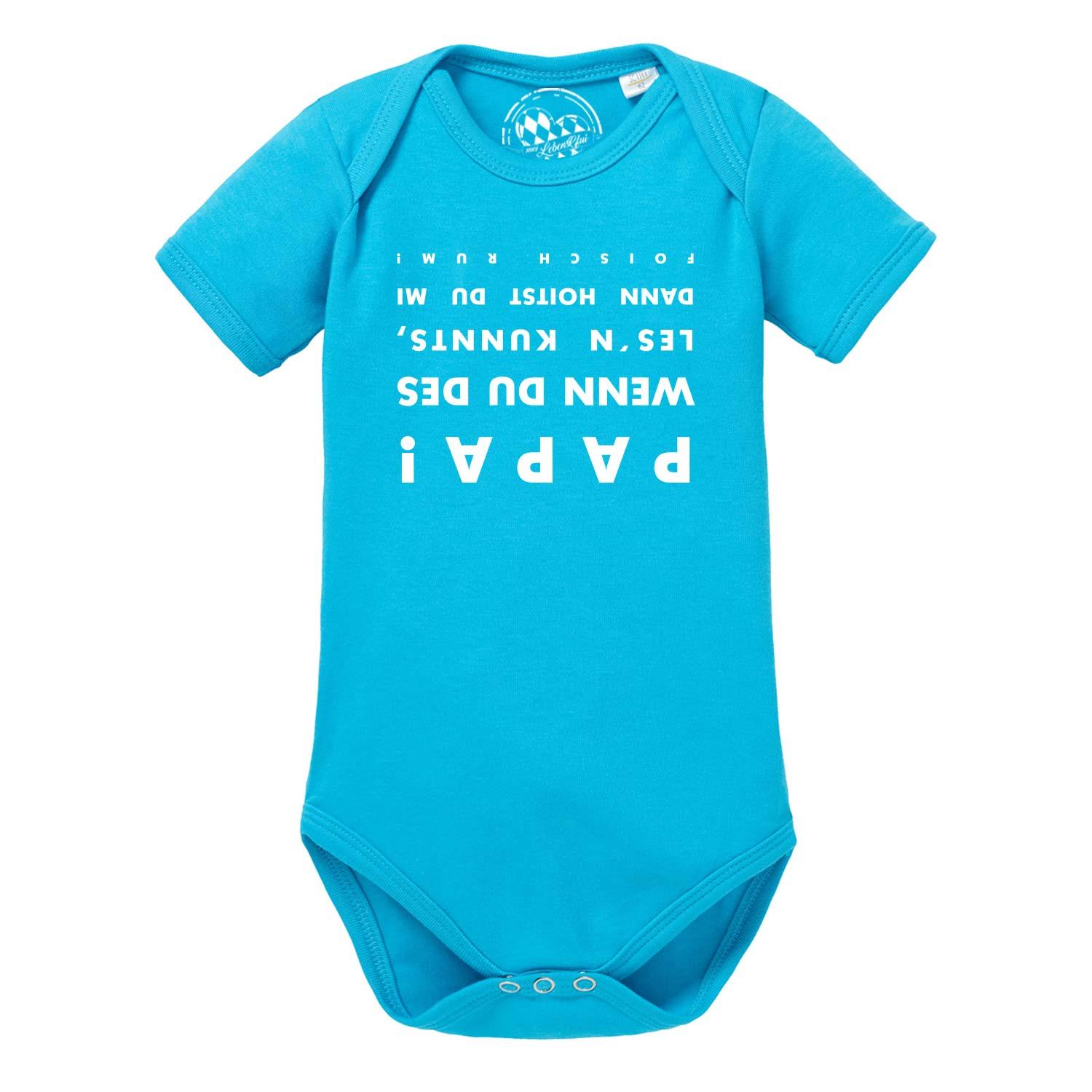 Weißer Babybody mit aufgedrucktem bayerischen Spruch „falsch rum“ in Blau, kurze Ärmel, aus Baumwolle.