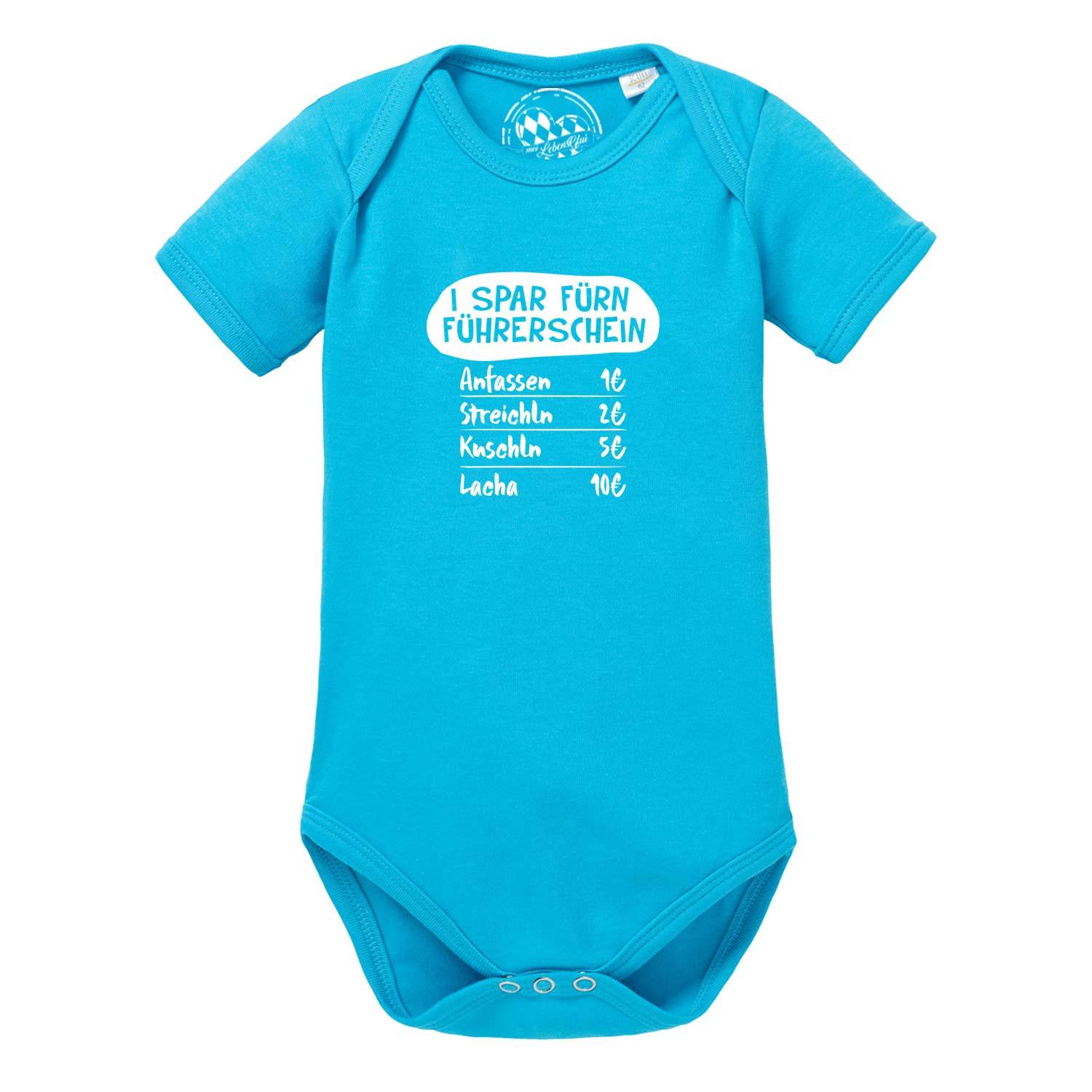 Weißer Babybody mit schwarzem Schriftzug „Fürn Führerschein noch z‘kloan“ und kleinem Herz-Motiv, aus Baumwolle.