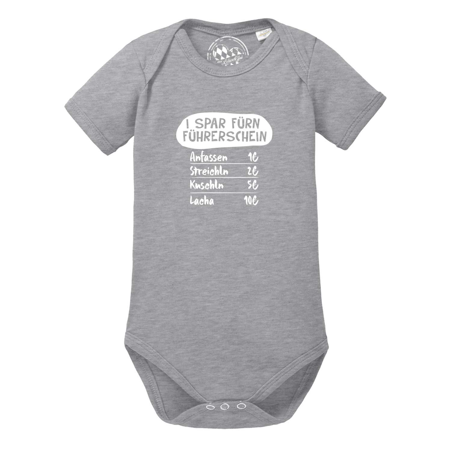 Hellgrauer Babybody mit schwarzem Schriftzug „Fürn Führerschein no z'kloan“, kurze Ärmel, weiche Baumwolle.