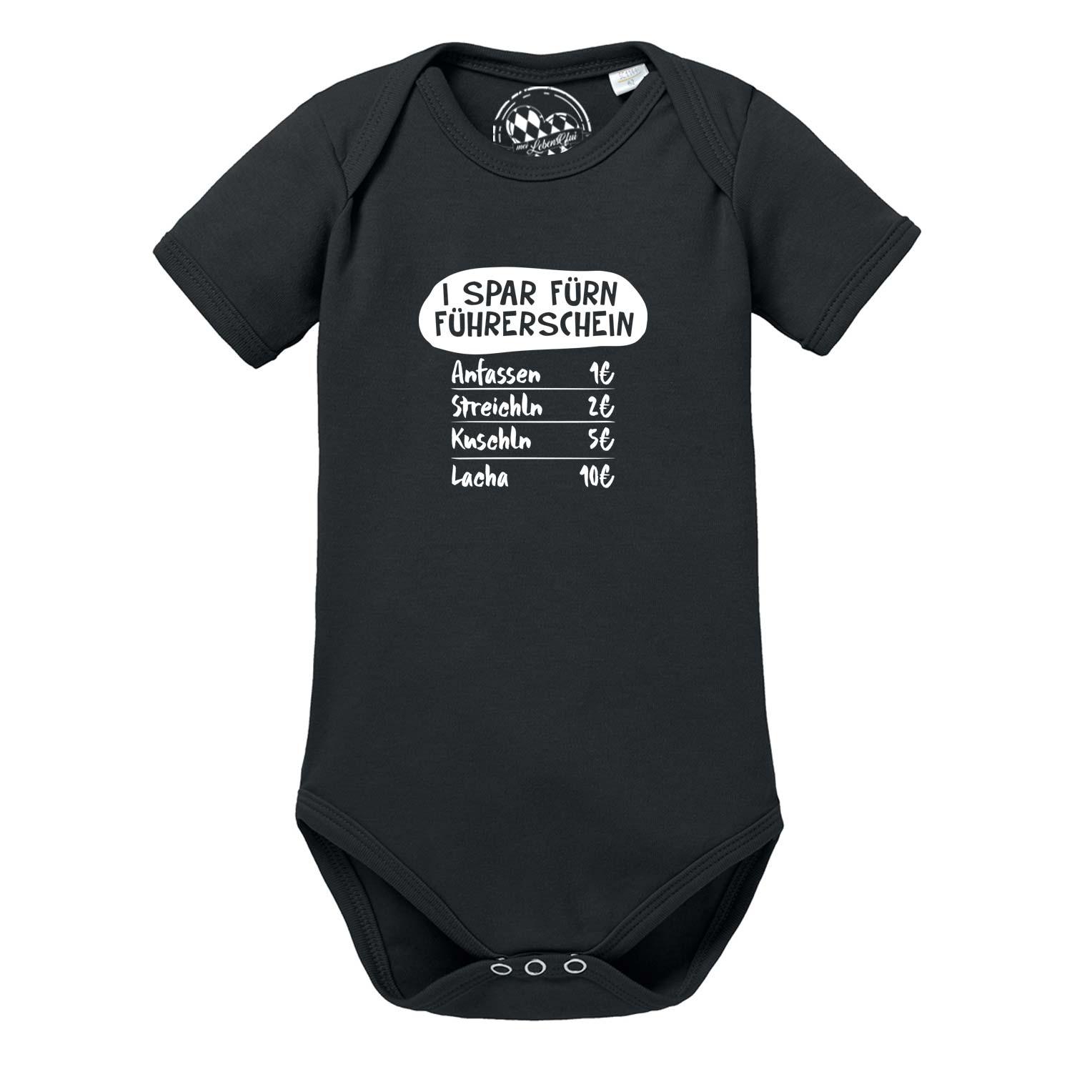 Weißer Babybody mit kurzen Ärmeln, schwarzem Aufdruck „fürn Führerschein reicht’s“ und rotem Herz, aus Baumwolle.