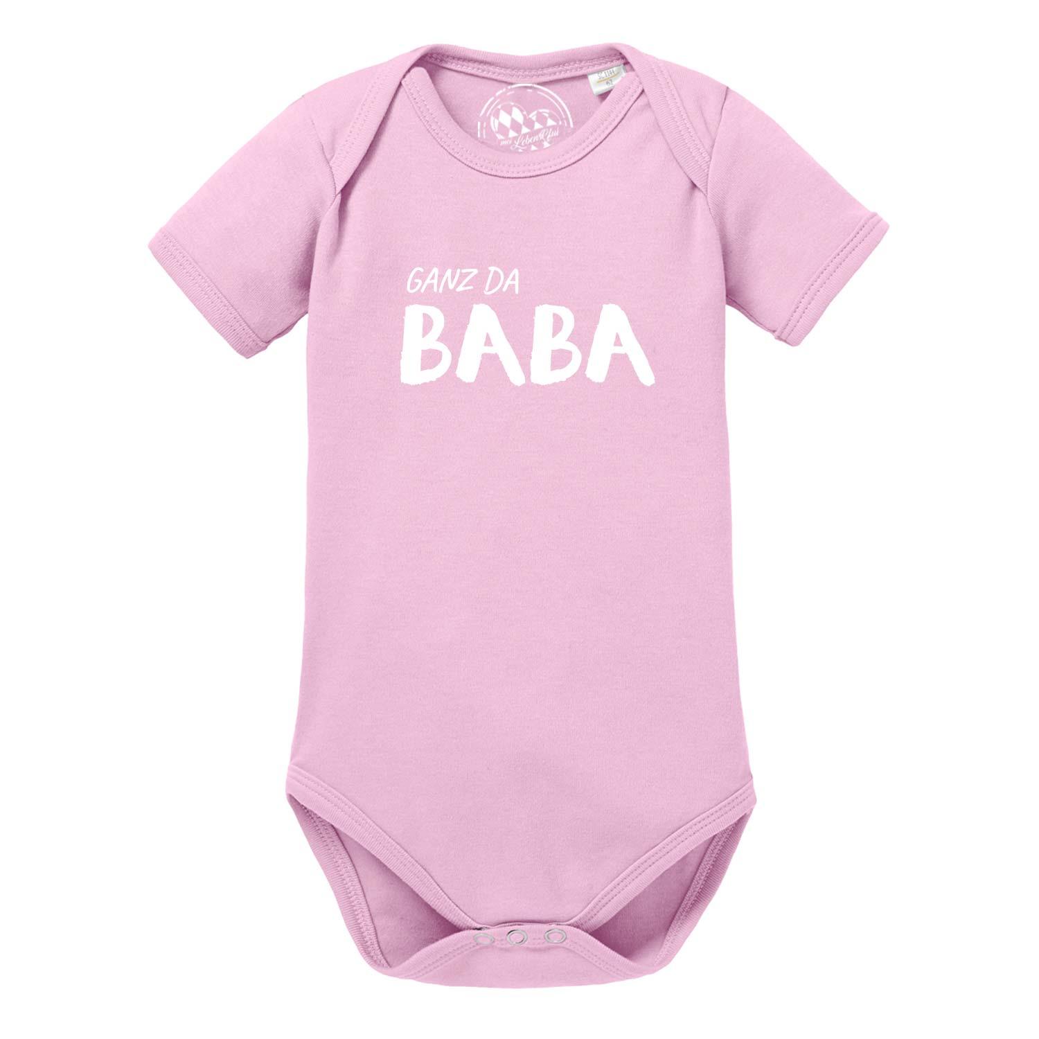Weißer Babybody mit kurzen Ärmeln und bayerischem Schriftzug „Ganz da Baba!“ auf der Brust, aus Baumwolle.