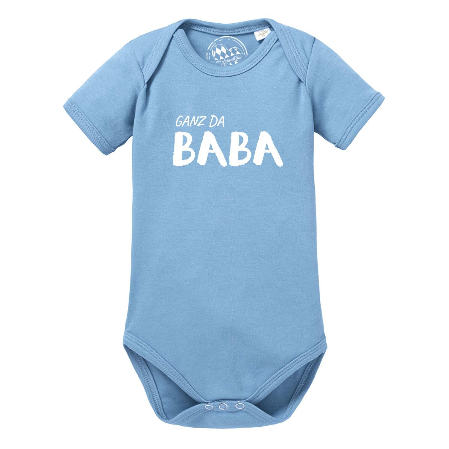 Weißer Baby-Body mit kurzen Ärmeln, Aufdruck „Ganz da Baba!“ in Blau, runder Halsausschnitt, aus Baumwolle.