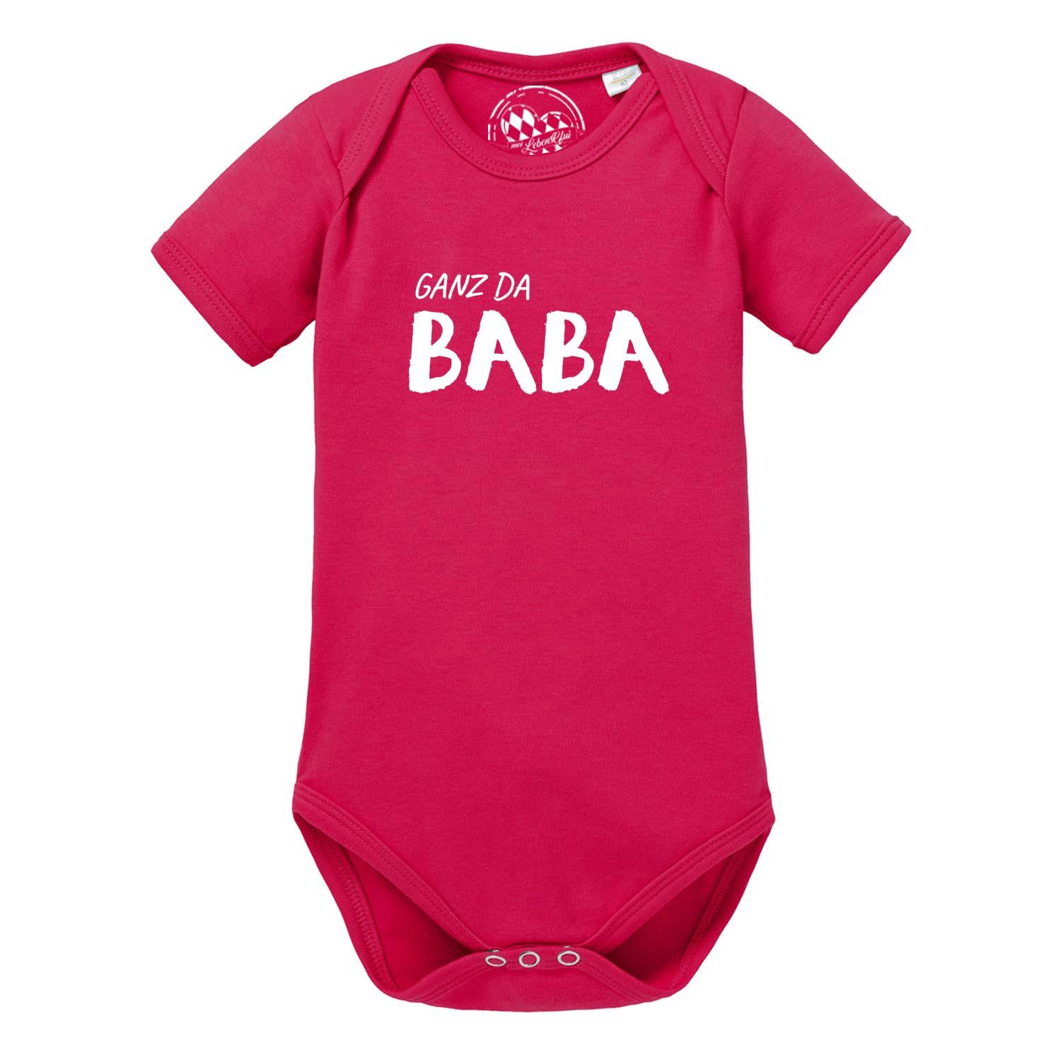 Weißer Babybody mit kurzem Arm und rundem Halsausschnitt, vorn bedruckt mit blauem Schriftzug „Ganz da Baba!“