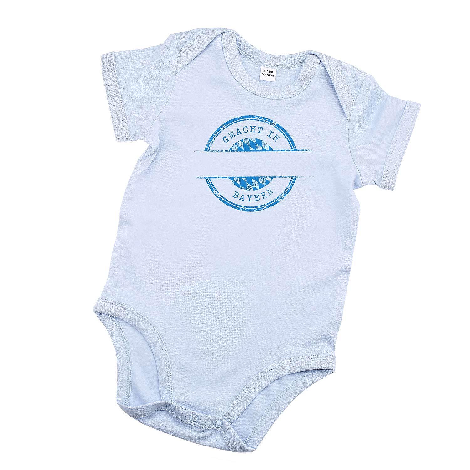 Blauer Baby-Body mit Aufdruck „gmacht in Bayern“ und Herzmotiv, individuell mit Wunschname personalisierbar, reine Baumwolle.