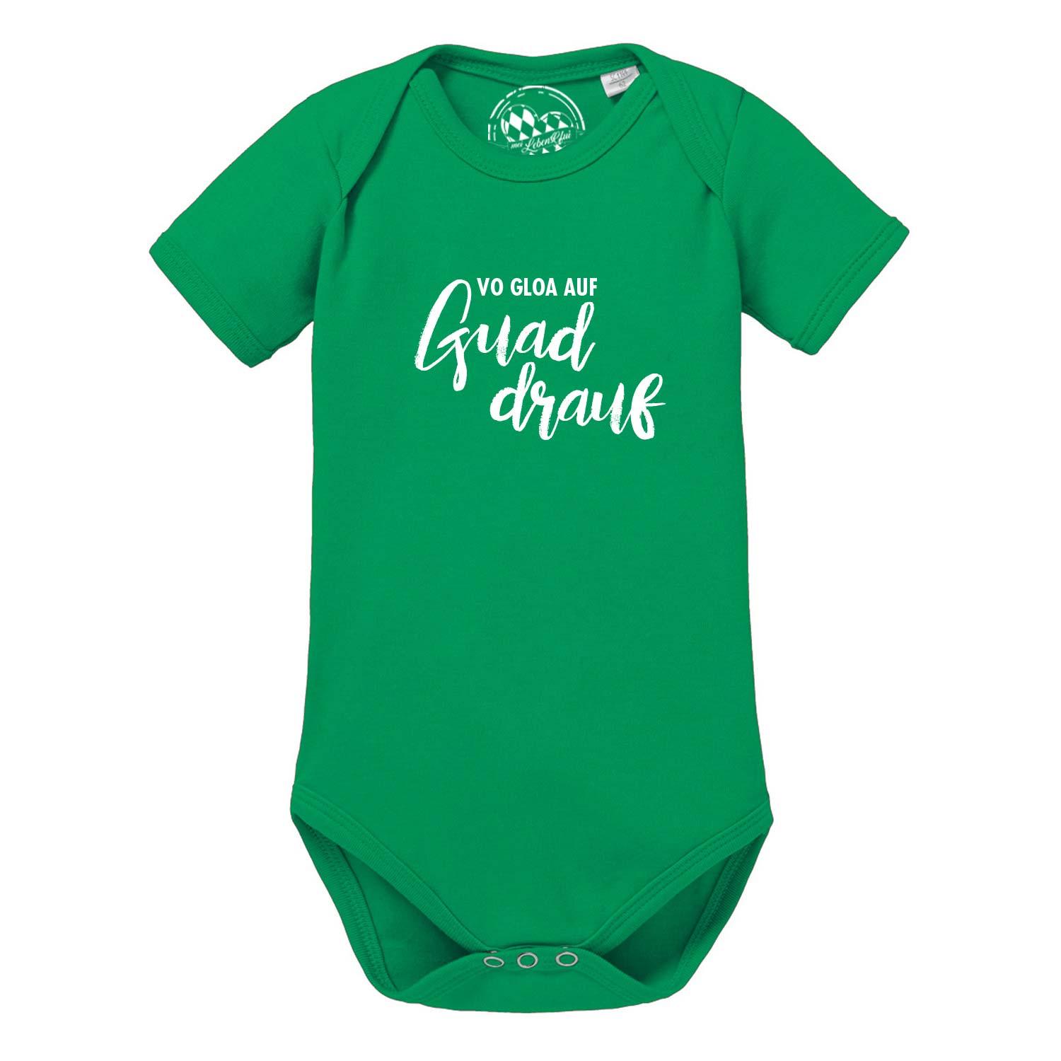 Weißer Babybody mit kurzen Ärmeln, bunter Schriftzug „guad drauf“ auf der Brust, weiche Baumwolle.