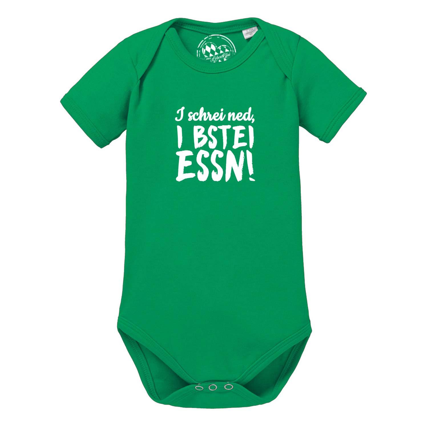 Weißer Baby-Body mit kurzen Ärmeln, bayerischem Spruch „I bstei Essn“ und süßem Brezn-Motiv; aus Baumwolle.