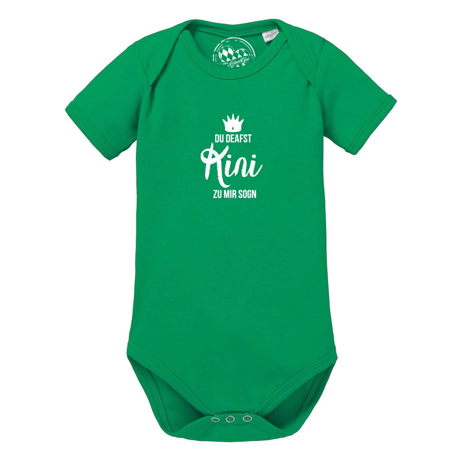 Kurzärmeliger Baby-Body in Blau mit weißem Herz-Motiv und bayerischem Schriftzug „Kini“, aus Baumwolle.