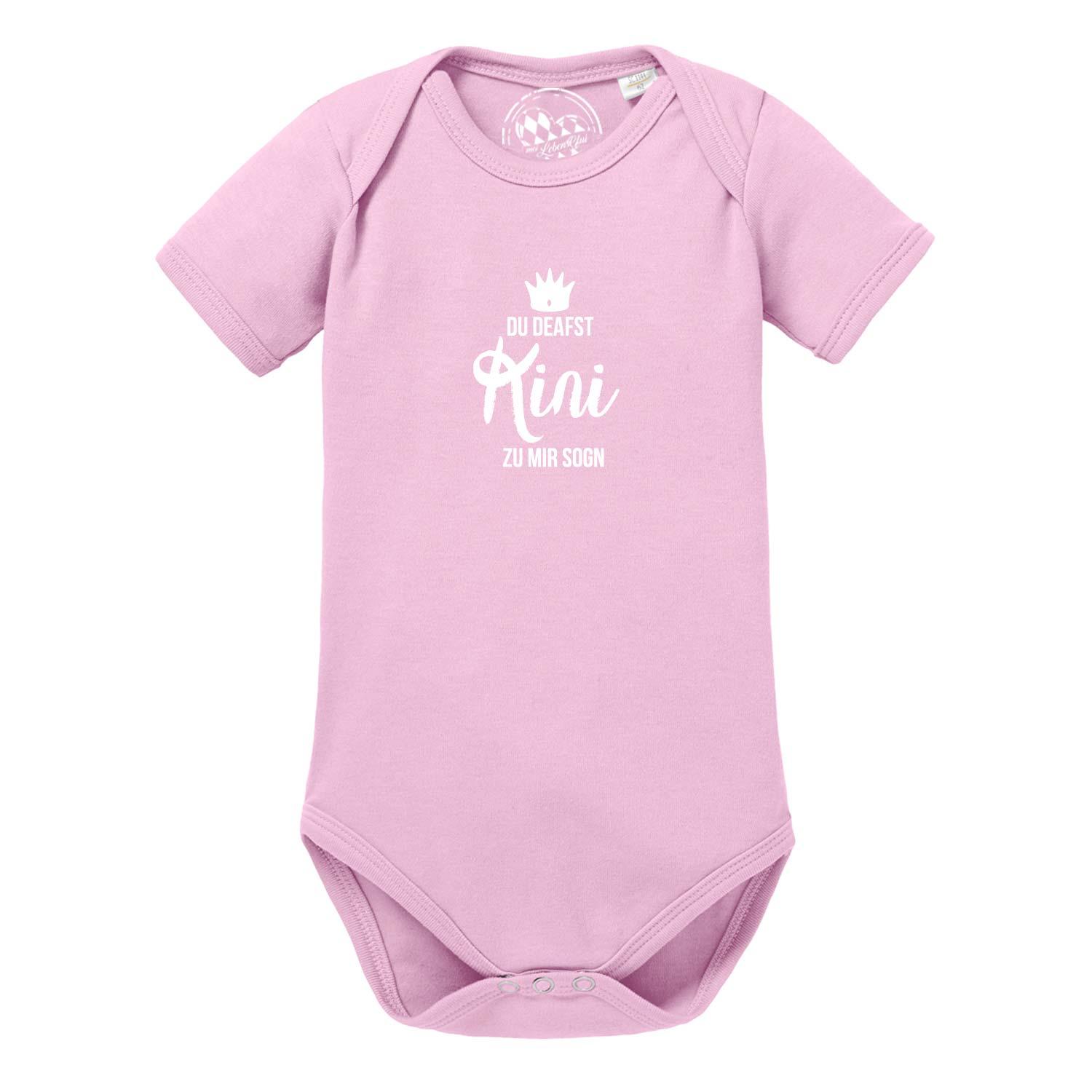 Kurzarm-Babybody in Weiß mit blauem Rautenmuster, Herz-Motiv und Schriftzug „®mei LebensGfui“ vorne, aus Baumwolle.