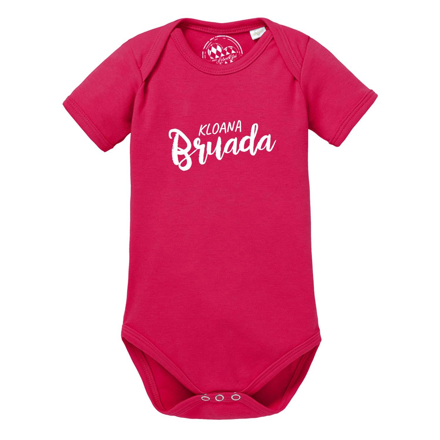 Weißer Babybody mit kurzem Arm, blauem Schriftzug „Kloana Bruada“ und Herzmotiv aus weicher Baumwolle.