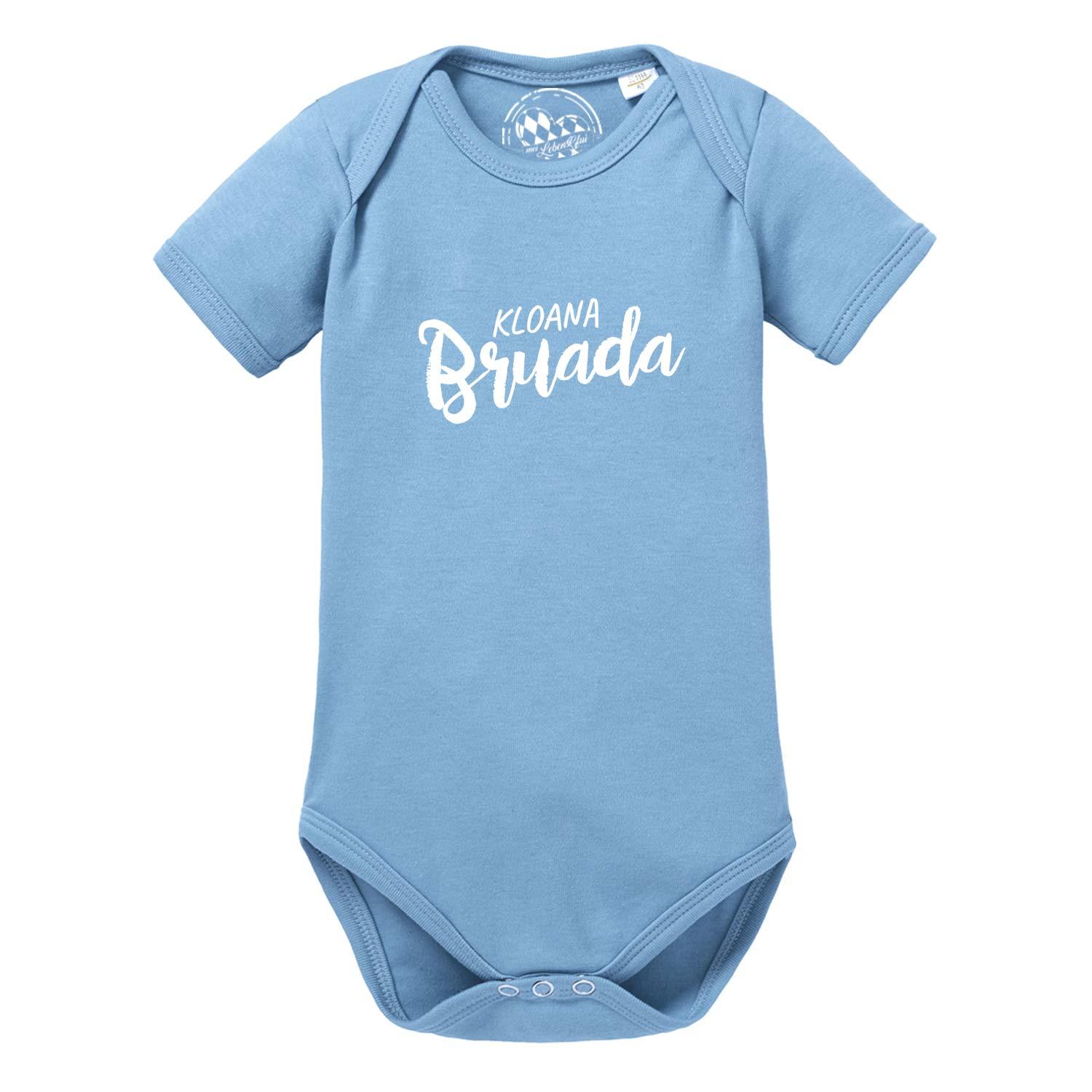 Hellgrauer Babybody mit kurzem Arm und schwarzem Aufdruck „Kloana Bruada“ in Schreibschrift auf der Brust, aus Baumwolle.