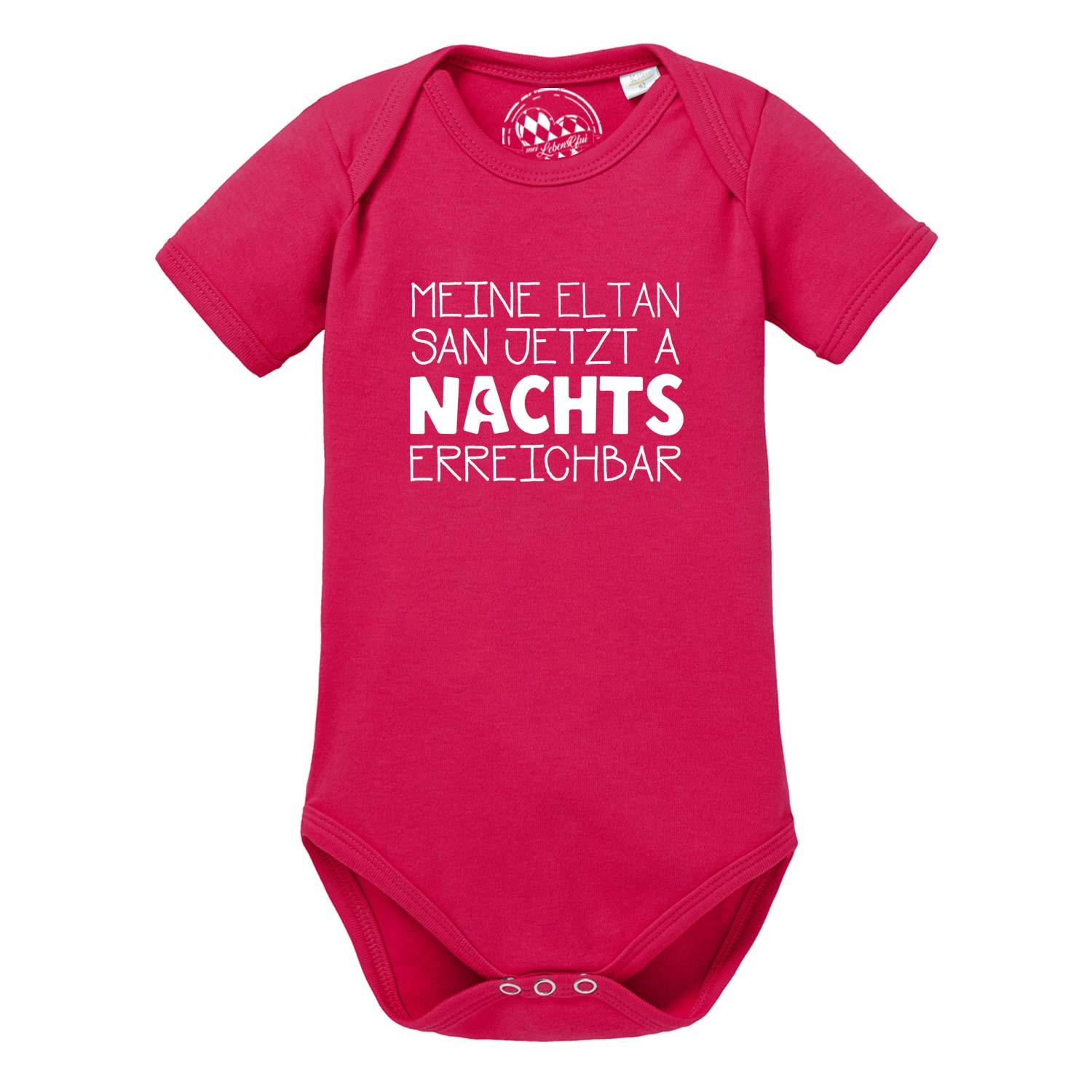 Pinker Baby Body Nachts erreichbar! mit weißem bayerischen Spruch für Neugeborene, kurzärmelig, auf weißem Grund.