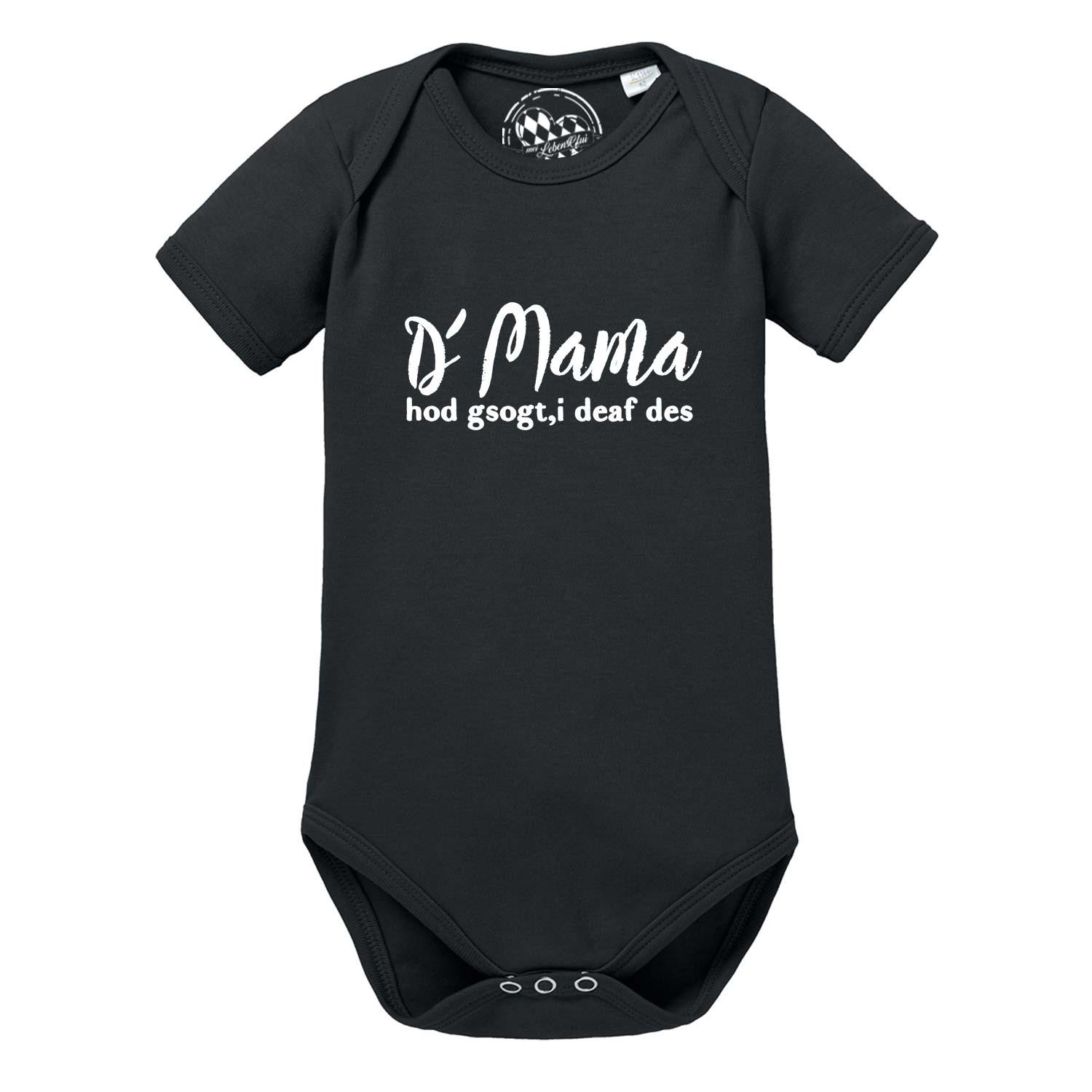 Weißer Babybody mit kurzen Ärmeln, schwarzem Schriftzug „Mama sogt, i deaf des!“ und runder Halspartie aus Baumwolle.